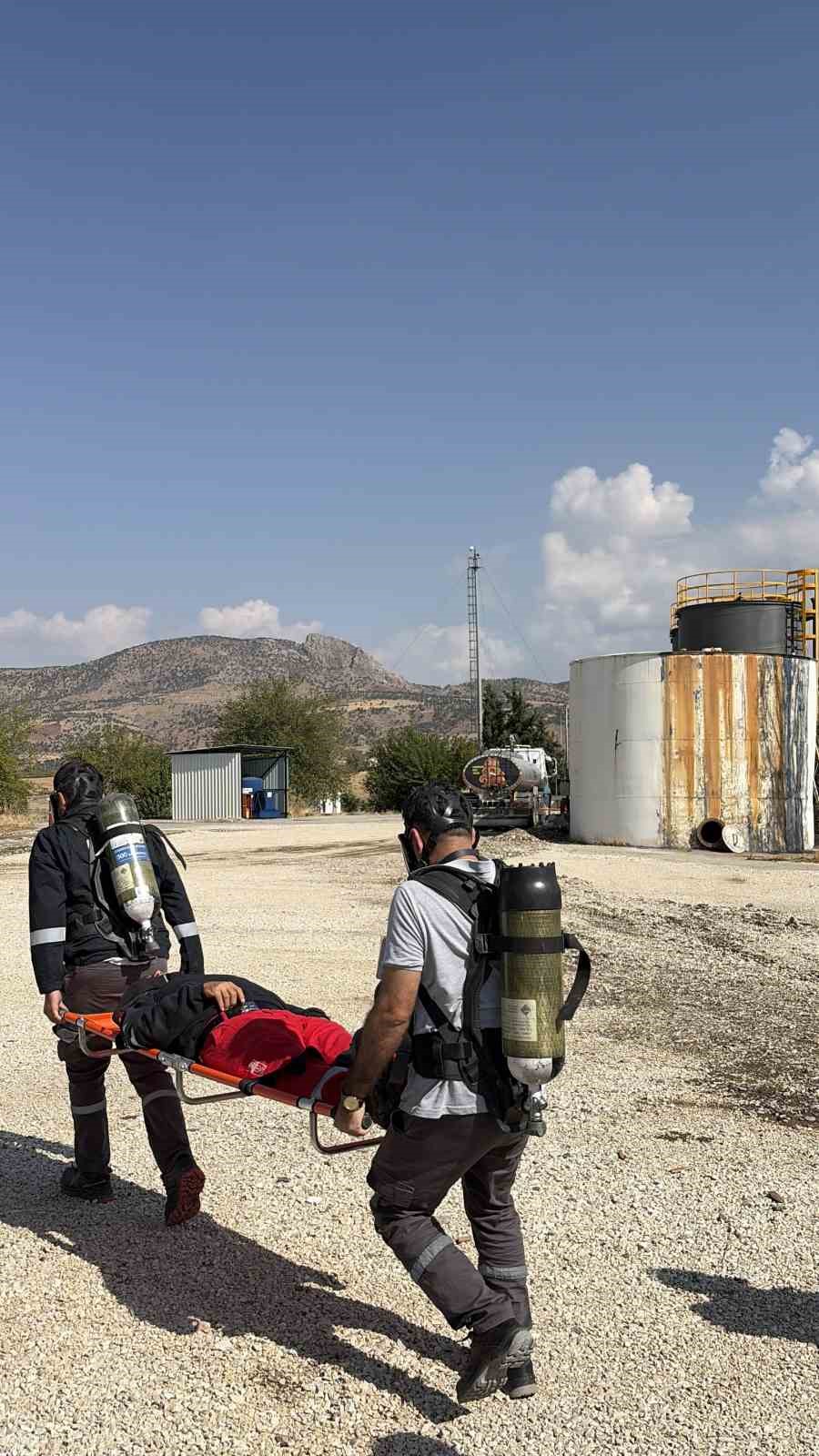 KAYSERİ BÜYÜKŞEHİR BELEDİYESİ İTFAİYE DAİRE BAŞKANLIĞI; TÜRKİYE PETROLLERİ ANONİM ORTAKLIĞI (TPAO) TARAFINDAN İLETİLEN TALEP DOĞRULTUSUNDA BATMAN, SİİRT, DİYARBAKIR VE MARDİN’DEKİ ÜRETİM SAHALARINDA 15 GÜN BOYUNCA KAPSAMLI YANGIN GÜVENLİĞİ VE ACİL DURUM MÜDAHALE EĞİTİMLERİ GERÇEKLEŞTİRDİ.