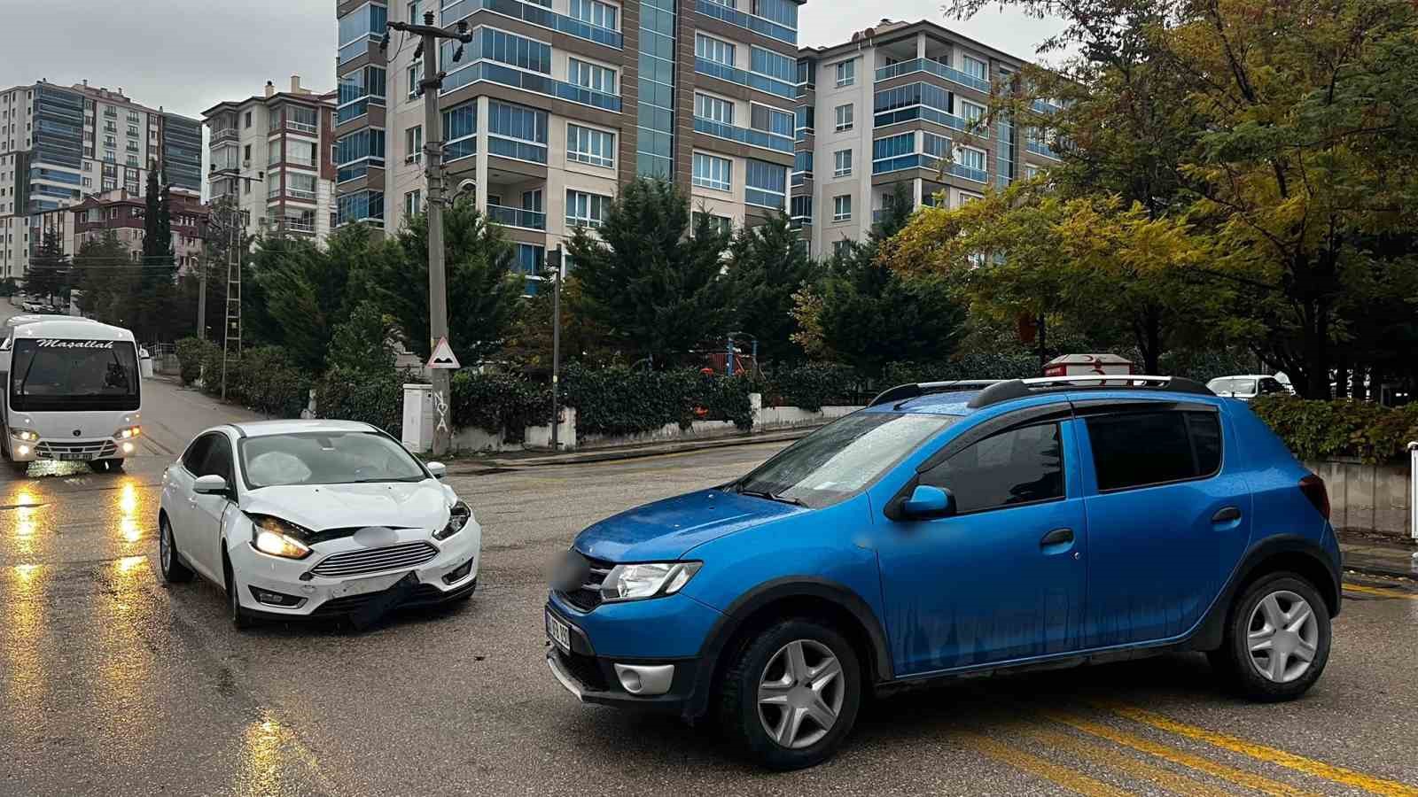 ANKARA’NIN BEYPAZARI İLÇESİNDE KONTROLSÜZ KAVŞAKTA İKİ OTOMOBİL ÇARPIŞTI.