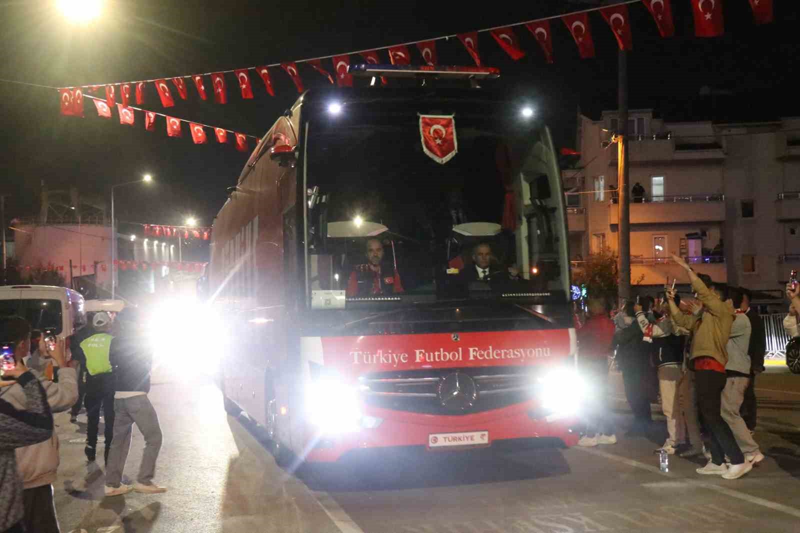 UEFA ULUSLAR A LİGİ 1. GRUP'TAKİ İLK MAÇINDA KOCAELİ'DE KARŞI KARŞIYA GELECEK OLAN FRANSA İLE TÜRKİYE A MİLLİ FUTBOL TAKIMLARI, KOCAELİ STADYUMU'NA GELDİ.