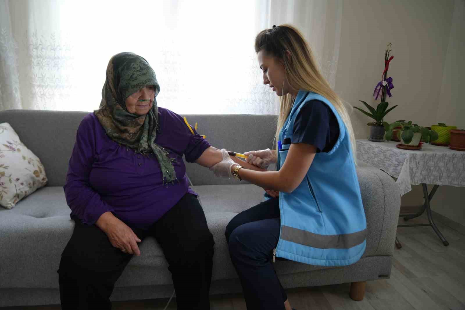 NİĞDE’DE EVDEN ÇIKAMAYAN HASTALAR SAĞLIK HİZMETİNE EVİNDE ULAŞIYOR