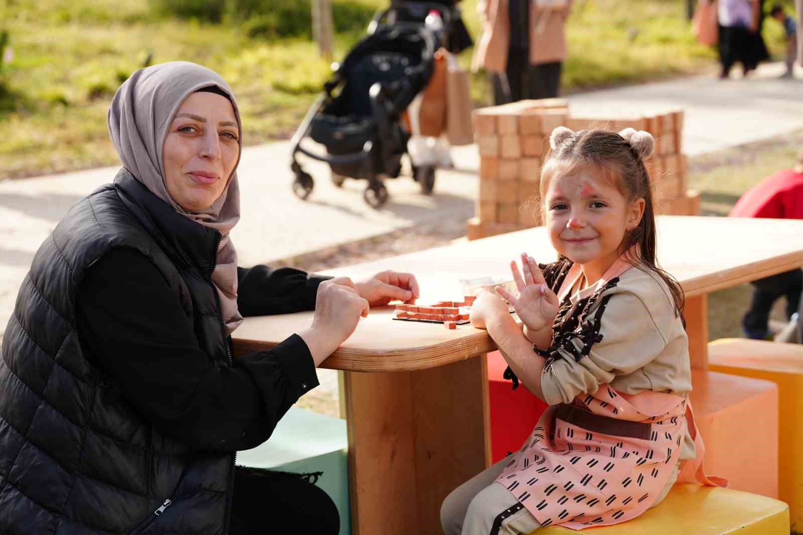 RAMİ KÜTÜPHANESİ’NDE DÜZENLENEN AİLEFEST, 825 BİN ZİYARETÇİYİ AĞIRLAYARAK SONA ERDİ. FESTİVAL BOYUNCA ÇOCUKLARDAN GENÇLERE, ANNE-BABALARDAN BÜYÜKANNE VE BÜYÜKBABALARA KADAR HER YAŞTAN ZİYARETÇİ; KÜLTÜR, SANAT, EĞİTİM VE EĞLENCE DOLU ETKİNLİKLERDE BİR ARAYA GELDİ.