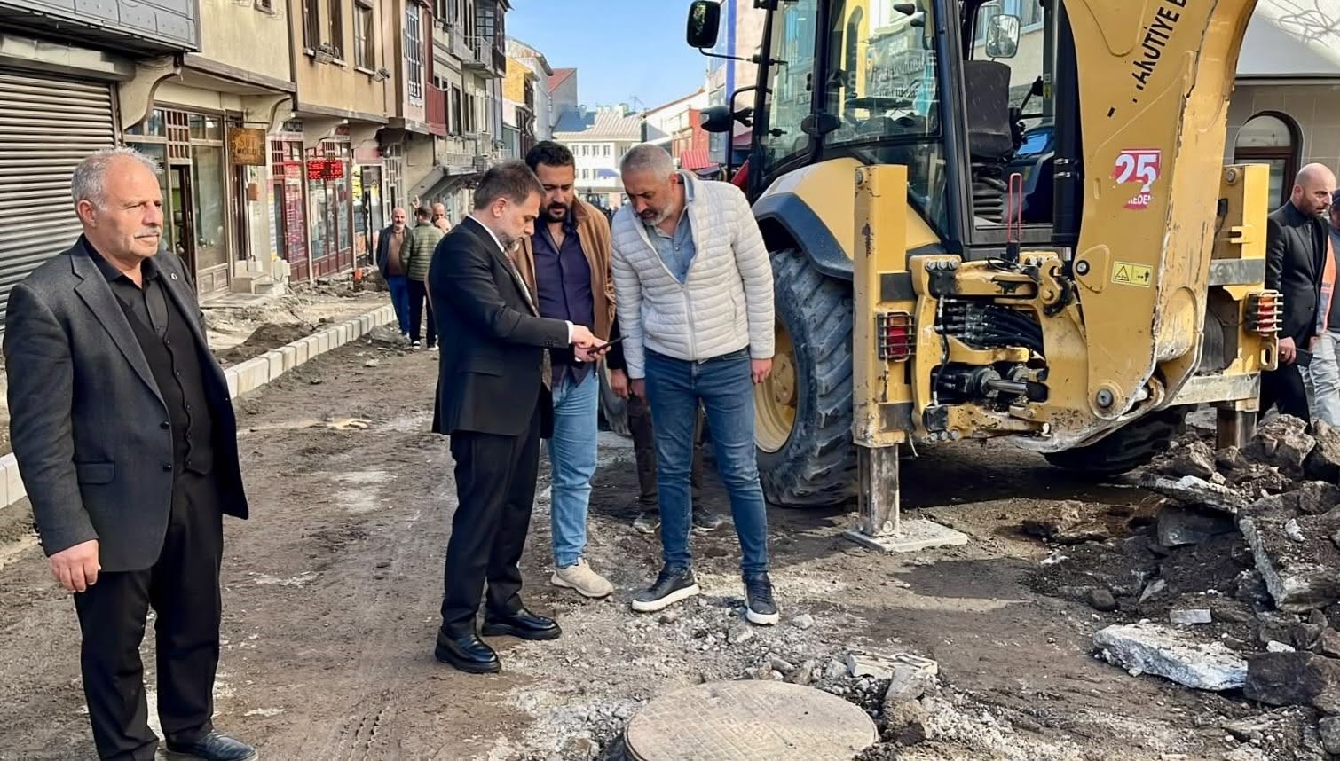 YAKUTİYE BELEDİYE BAŞKANI MAHMUT UÇAR, İLÇE GENELİNDE YÜRÜTÜLEN ALTYAPI VE ÜSTYAPI ÇALIŞMALARINI YAKINDAN TAKİP ETMEYİ SÜRDÜRÜYOR. BAŞKAN UÇAR, BU KAPSAMDA BAT PAZARI CADDESİ’NDE BELEDİYE EKİPLERİ TARAFINDAN GERÇEKLEŞTİRİLEN ÇALIŞMALARI YERİNDE İNCELEYEREK BÖLGE ESNAFIYLA BİR ARAYA GELDİ.