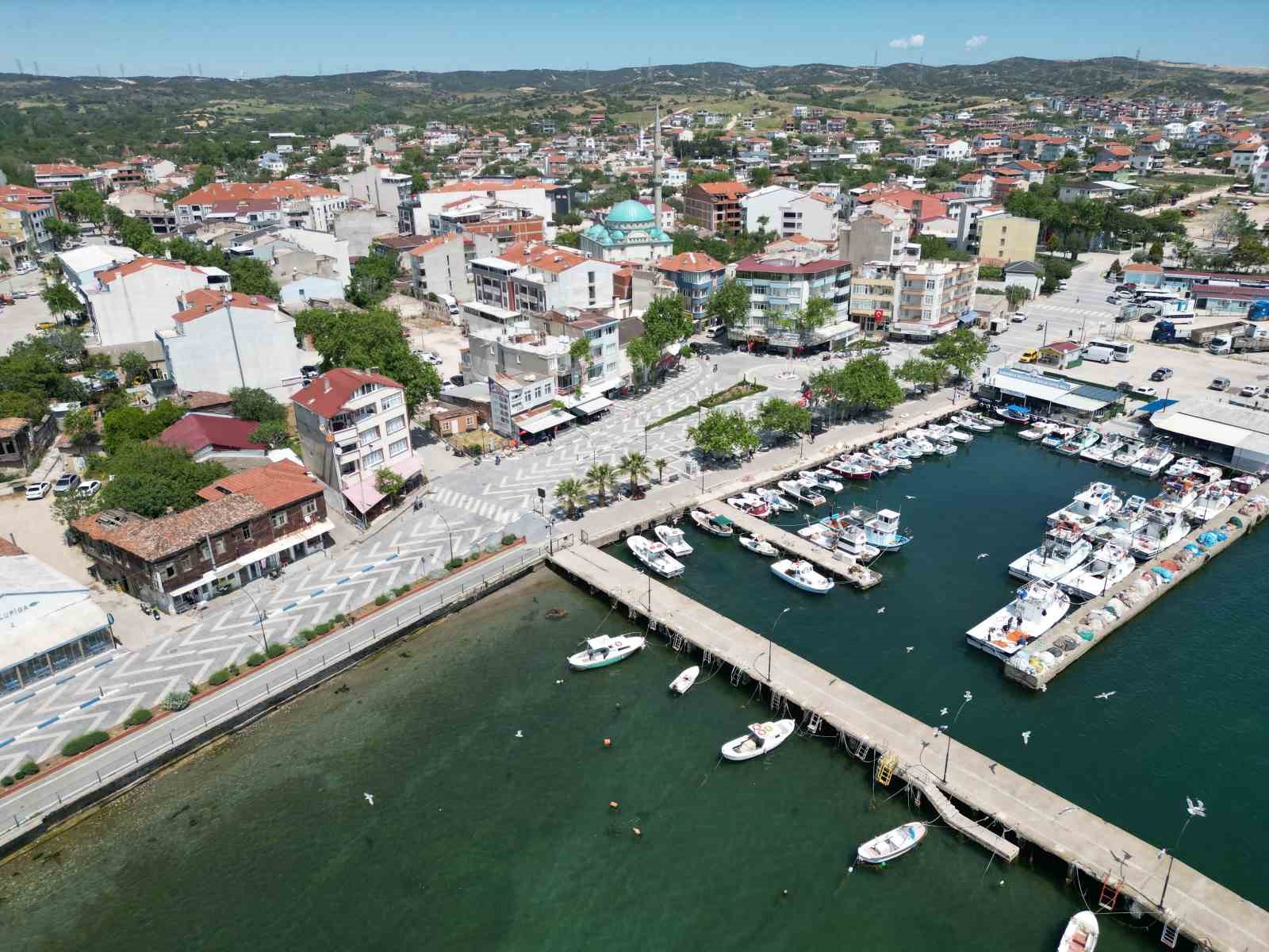 KARABİGA BELEDİYE BAŞKANI AHMET ELBİ, KARABİGA BELDESİNDE KÖY VE MAHALLE MUHTARLARIYLA BİR ARAYA GELDİĞİ TOPLANTIDA, KARABİGA'YA 7 YILDA YAPILAN YATIRIMLARI VE DEVAM EDEN ÇALIŞMALARI ANLATTI. (ARŞİV FOTO)