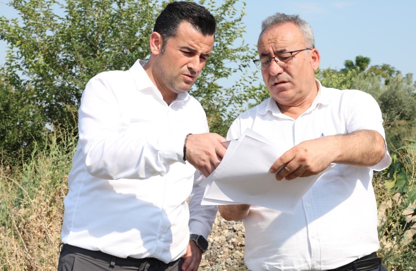 AKDENİZ KAYMAKAMI VE BELEDİYE BAŞKAN VEKİLİ MURAT BEŞİKCİ, CİVANYAYLAĞI MAHALLESİ’NDE ESNAF, ÜRETİCİ, BESİCİ VE VATANDAŞLARLA BİR ARAYA GELEREK BÖLGENİN SORUN VE TALEPLERİNİ DİNLEDİ.