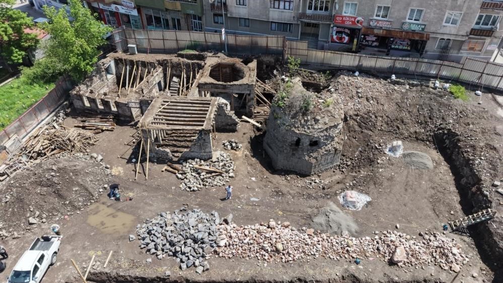 AHİLİK TEŞKİLATININ ERZURUM'DAKİ KURUCUSU OLARAK BİLİNEN AHİ TOMAN BABA'NIN KÜMBETİ, YÜRÜTÜLEN ÇALIŞMALARLA YENİDEN GÜN YÜZÜNE ÇIKARILIYOR.