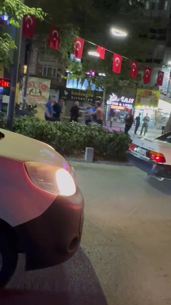 KOCAELİ’NİN İZMİT İLÇESİNDE İKİ FARKLI NOKTADA ÇIKAN KAVGA CEP TELEFONU KAMERALARINA YANSIDI. YÜRÜYÜŞ YOLU’NDA BİR KİŞİ, KAVGA ETTİĞİ 3 KİŞİYİ YUMRUKLARLA YERE SERERKEN, ALİKAHYA’DA YAŞANAN DİĞER OLAYDA İSE TARAFLAR POLİS EKİPLERİNİN YANINDA BİRBİRİNE GİRDİ.