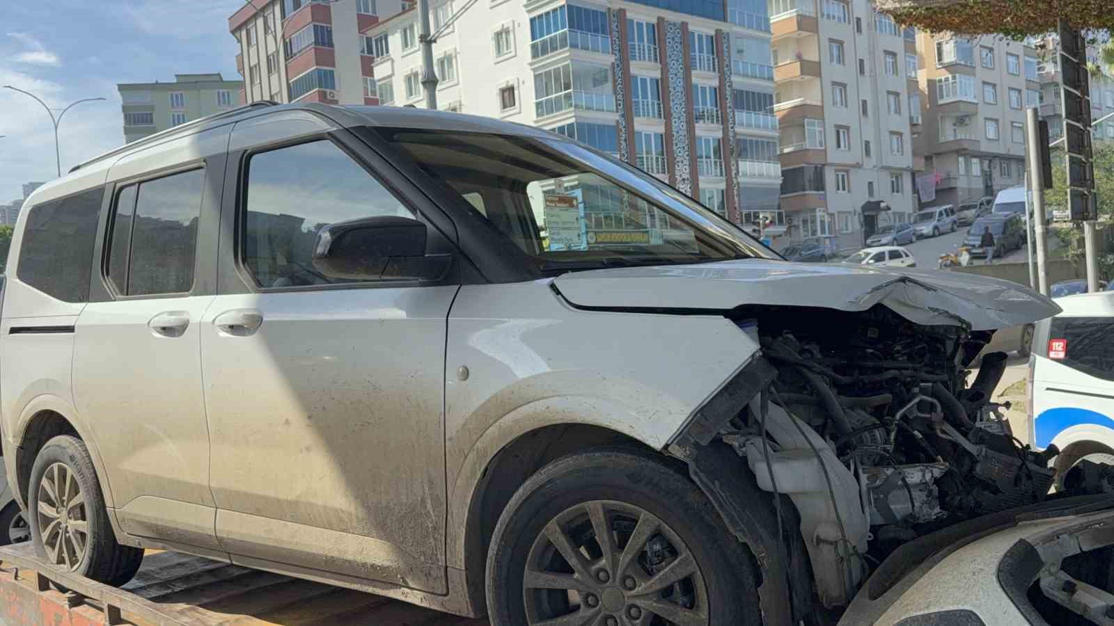 KAVŞAKTA YOLA GİRİŞ YAPMAK İSTEYEN HAFİF TİCARİ ARAÇ OTOMOBİLE ÇARPTI.