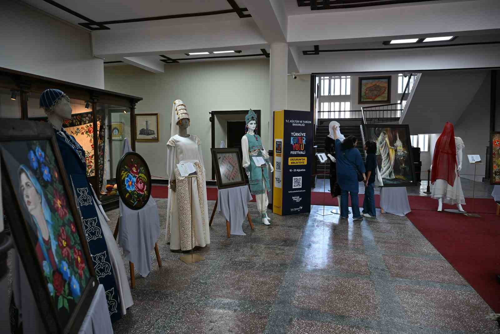 KÜLTÜR VE TURİZM BAKANLIĞI TARAFINDAN DÜZENLENEN ERZURUM KÜLTÜR YOLU FESTİVALİ, KENTİN KÜLTÜREL MİRASINI FARKLI SANAT DİSİPLİNLERİYLE BULUŞTURAN ETKİNLİKLERLE DEVAM ETTİ.