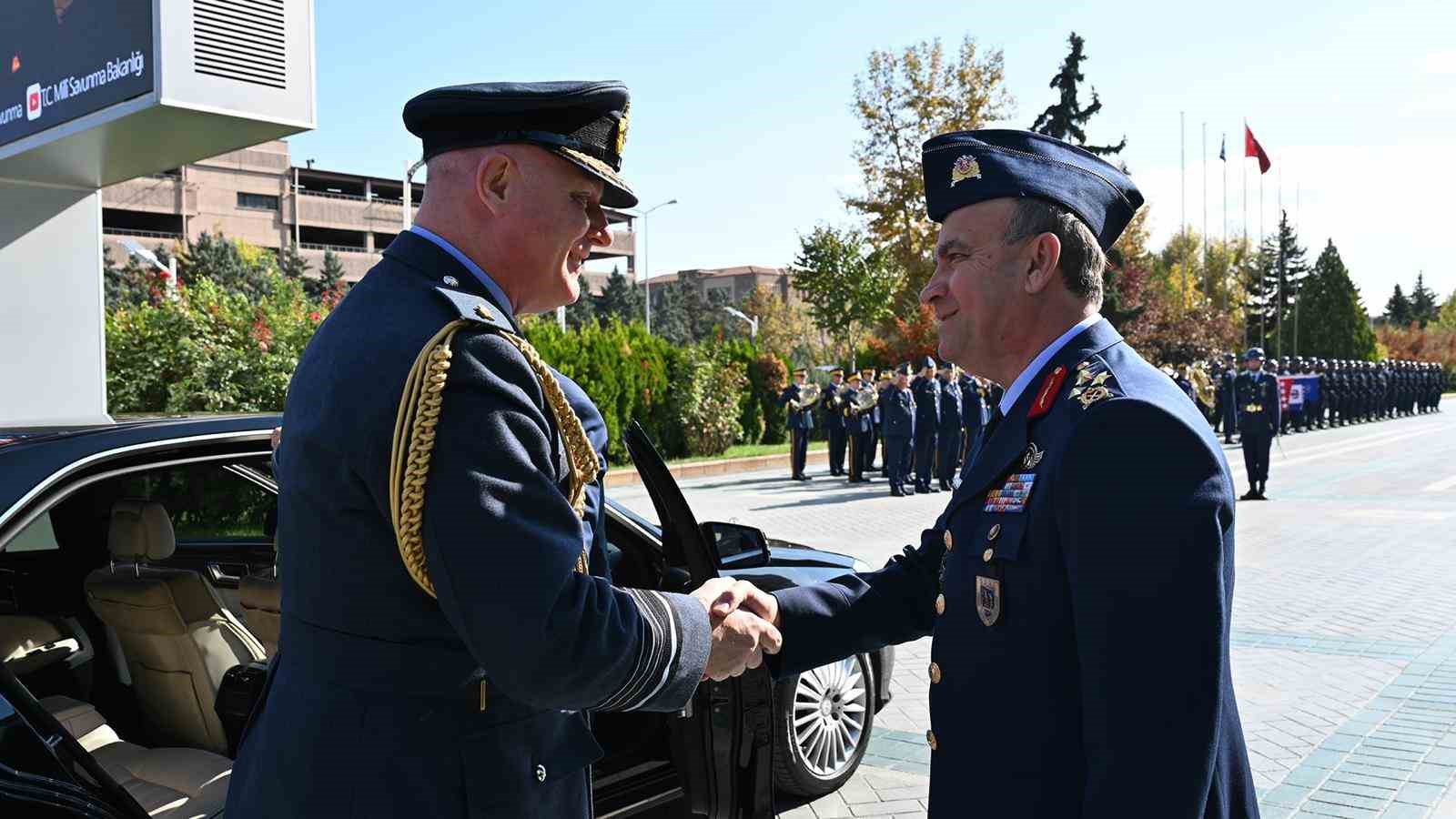 HAVA KUVVETLERİ KOMUTANI ORGENERAL RAFET DALKIRAN, BİRLEŞİK KRALLIK HAVA KUVVETLERİ KOMUTANI ORGENERAL SİR HARV SMYTH İLE GÖRÜŞTÜ.