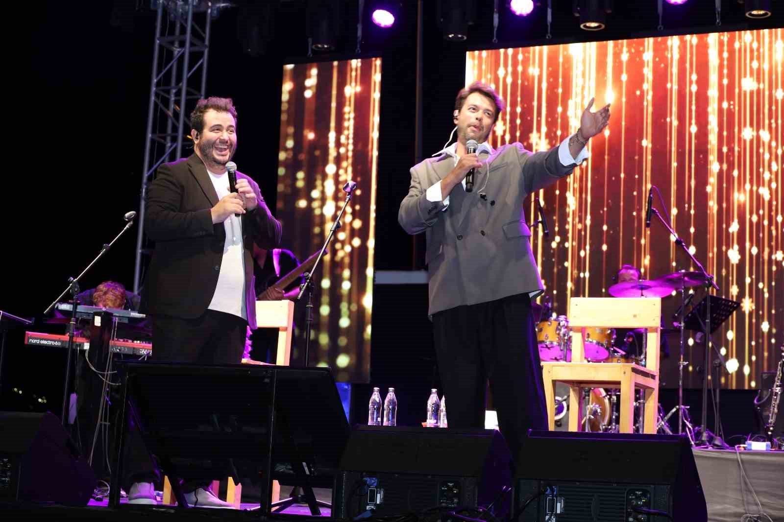 ALAÇAM İLÇESİNDE DÜZENLENEN GEYİKKOŞAN YAZ KONSERLERİ'NİN İLK GECESİNDE SAFA SARI VE ATAKAN ÇELİK SAHNEYE ÇIKTI.