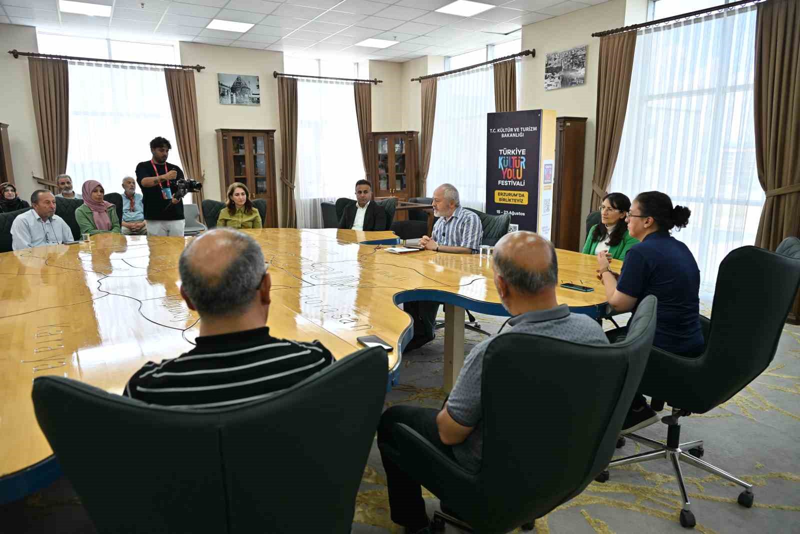 KÜLTÜR VE TURİZM BAKANLIĞI TARAFINDAN DÜZENLENEN ERZURUM KÜLTÜR YOLU FESTİVALİ, KENTİN KÜLTÜREL MİRASINI FARKLI SANAT DİSİPLİNLERİYLE BULUŞTURAN ETKİNLİKLERLE DEVAM ETTİ.
