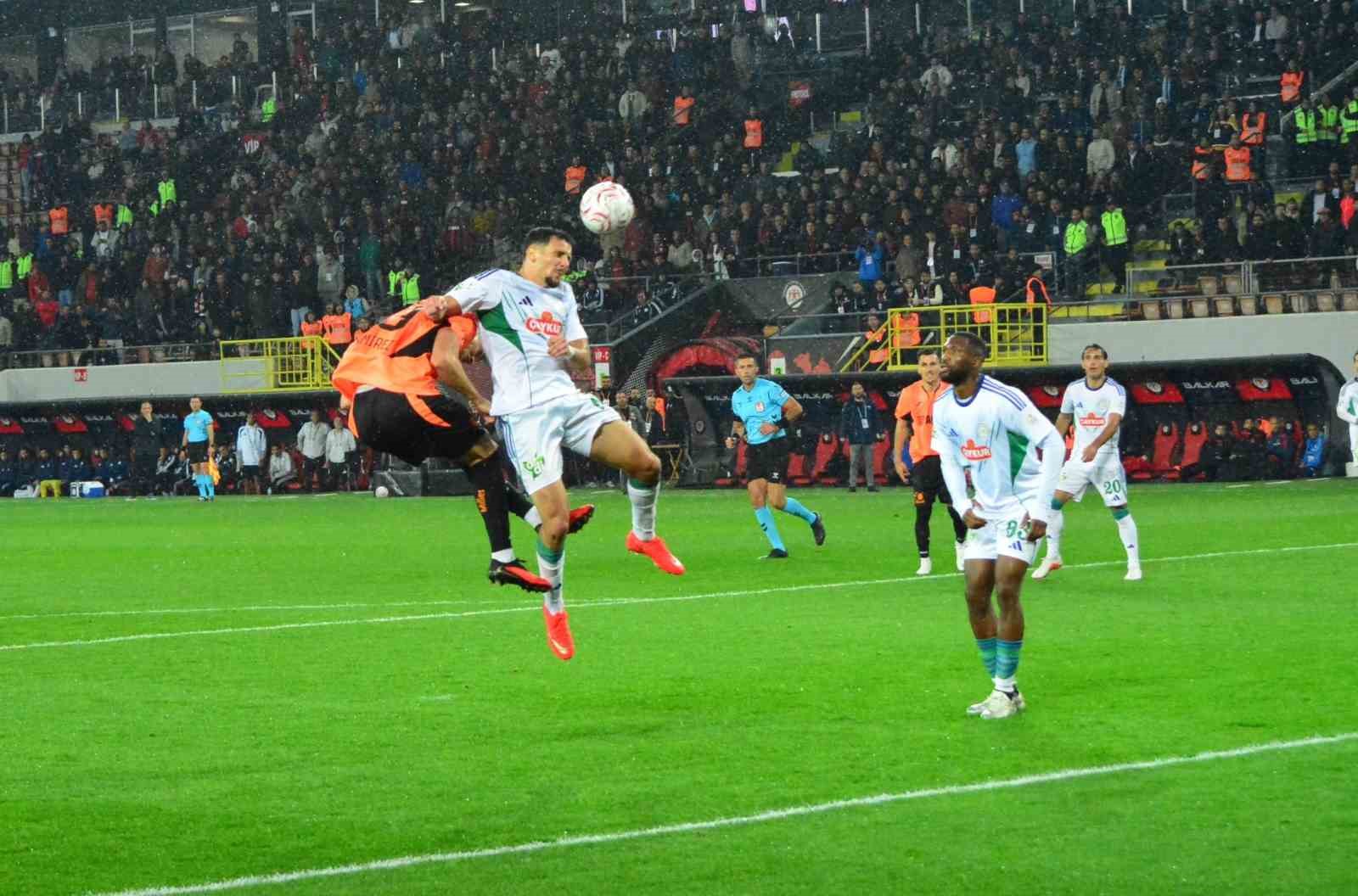 ÇORUM FK, TRENDYOL SÜPER LİG’İN 8. HAFTASINDA ÇAYKUR RİZESPOR’U KONUK EDİYOR. MÜSABAKANIN İLK YARISI 1-1'LİK BERABERLİKLE TAMAMLANDI.