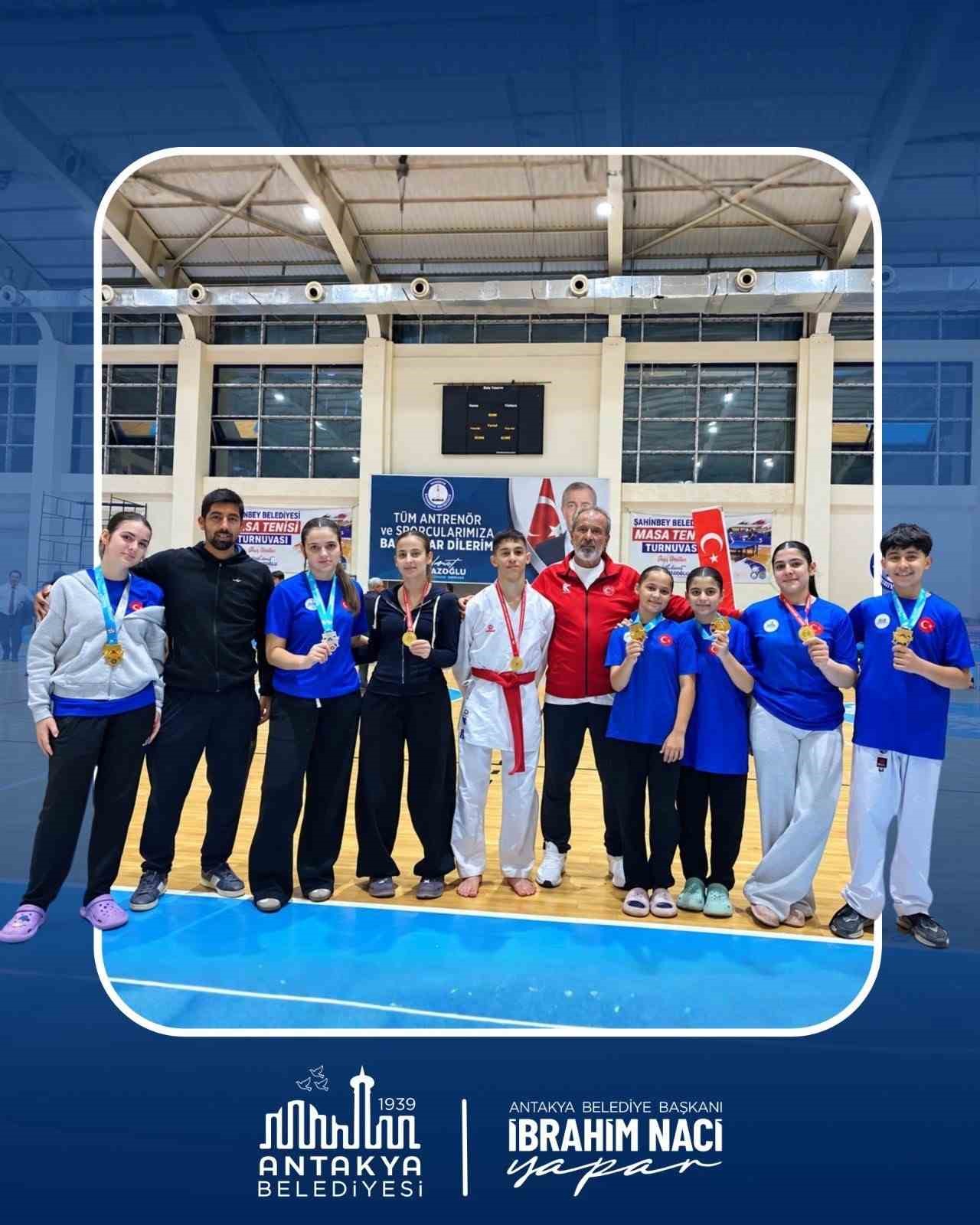 ANTAKYA BELEDİYESİ KARATE TAKIMI SPORCULARI, GAZİANTEP’TE DÜZENLENEN TÜRKİYE SEÇMELERİNDE KAZANDIKLARI MADALYALARLA TÜRKİYE KARATE ŞAMPİYONASI’NA KATILMAYA HAK KAZANDI.