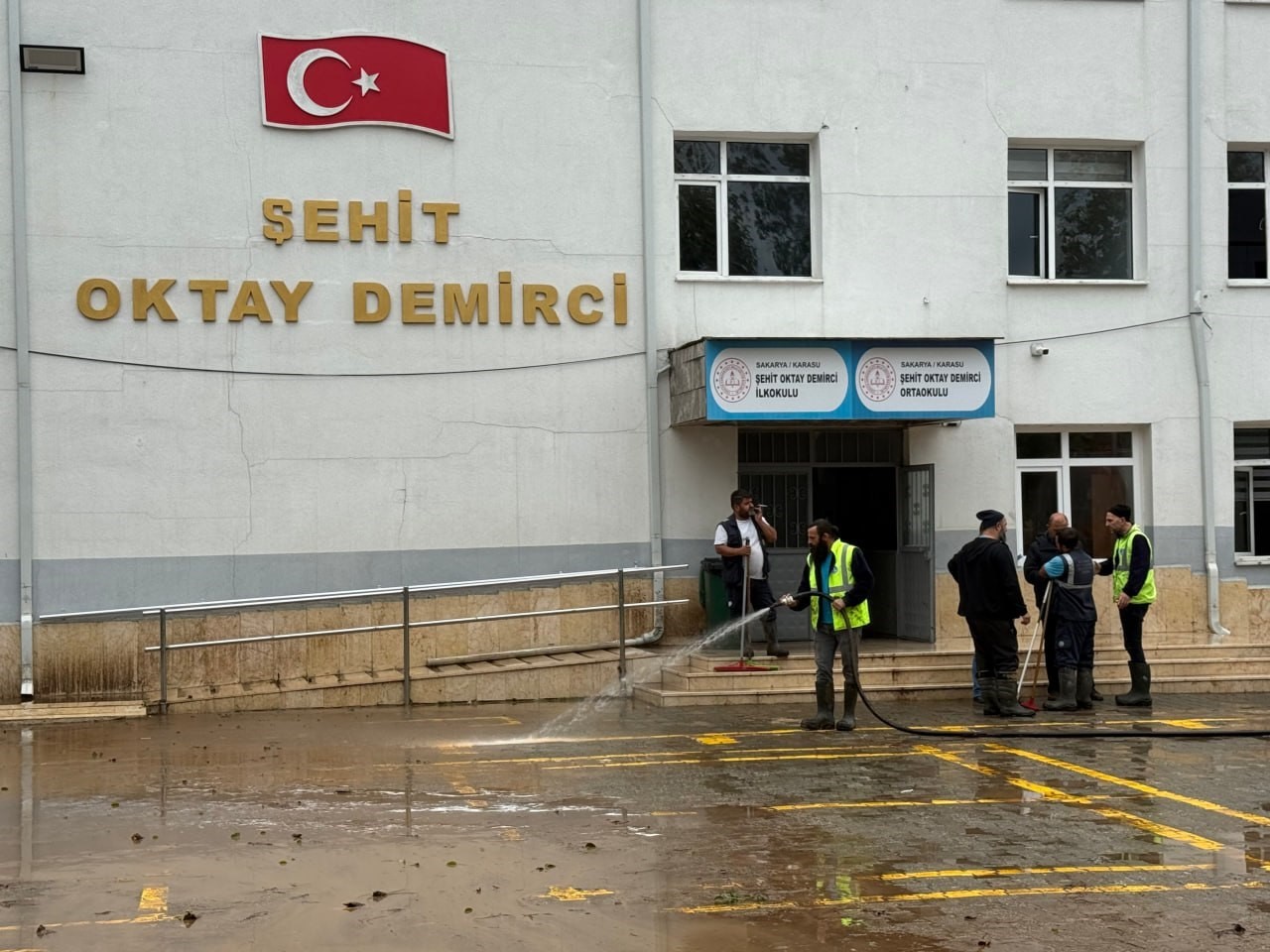 SAKARYA'NIN KARASU İLÇESİNDE KUVVETLİ SAĞANAK YAĞIŞ SONRASI BARAJ SULARININ TAŞMASIYLA SULAR ALTINDA KALAN DARIÇAYIRI MAHALLESİ'NDE EKİPLERİN ÇALIŞMALARI SÜRÜYOR