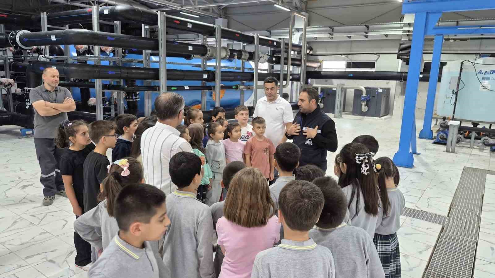 ERZURUM’DA İLKOKUL ÖĞRENCİLERİ, SUYUN ARITILMA AŞAMALARINI YERİNDE GÖRMEK VE SU TASARRUFU KONUSUNDA BİLİNÇLENMEK AMACIYLA İÇME SUYU ARITMA TESİSİNİ ZİYARET ETTİ.