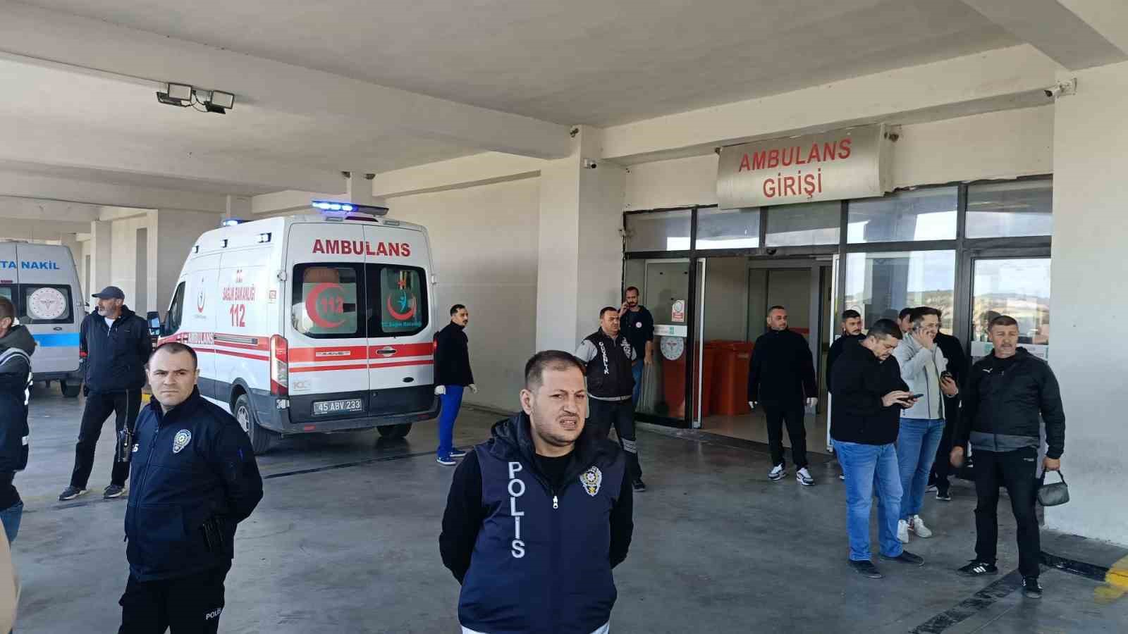 MANİSA'NIN SOMA İLÇESİNDE BİR MADEN İŞLETMESİNDE MEYDANA GELEN GÖÇÜKTE, YARALANAN İŞÇİLER SOMA DEVLET HASTANESİNDE TEDAVİ ALTINA ALINDI.