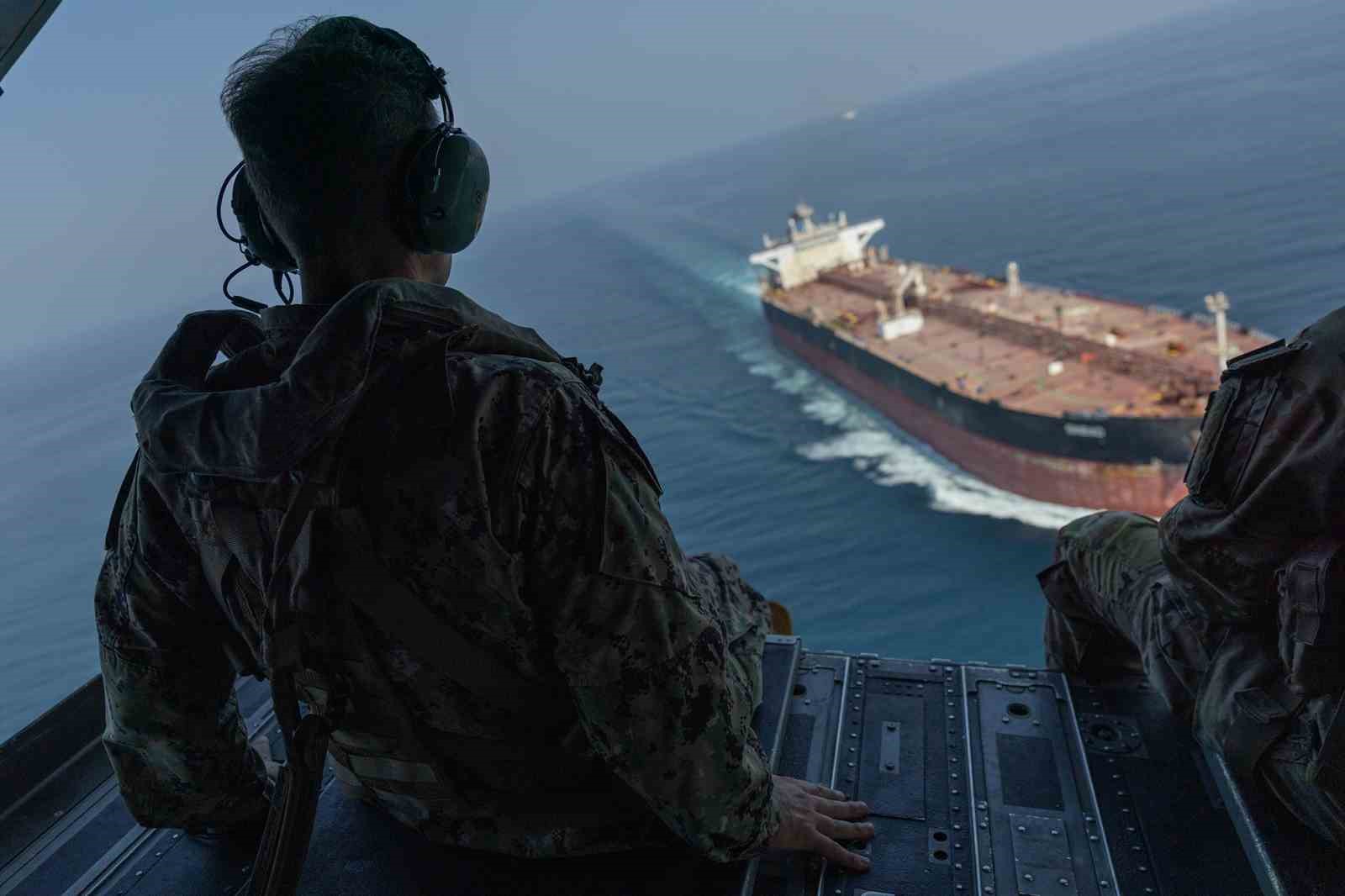 CENTCOM KOMUTANI COOPER HÜRMÜZ BOĞAZI ÜZERİNDEN HELİKOPTERLE UÇUŞ GERÇEKLEŞTİRDİ
