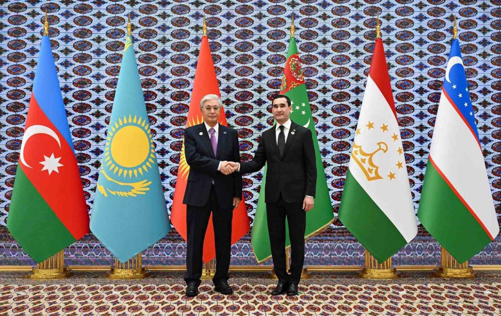 KAZAKİSTAN CUMHURBAŞKANI KASIM CÖMERT TOKAYEV (SOLDA),