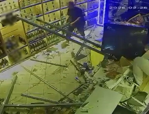 ŞAHSIN KAMYONU İLE DÜKKANDAN ÇIKTIĞI AN GÜVENLİK KAMERASINA YANSIDI.