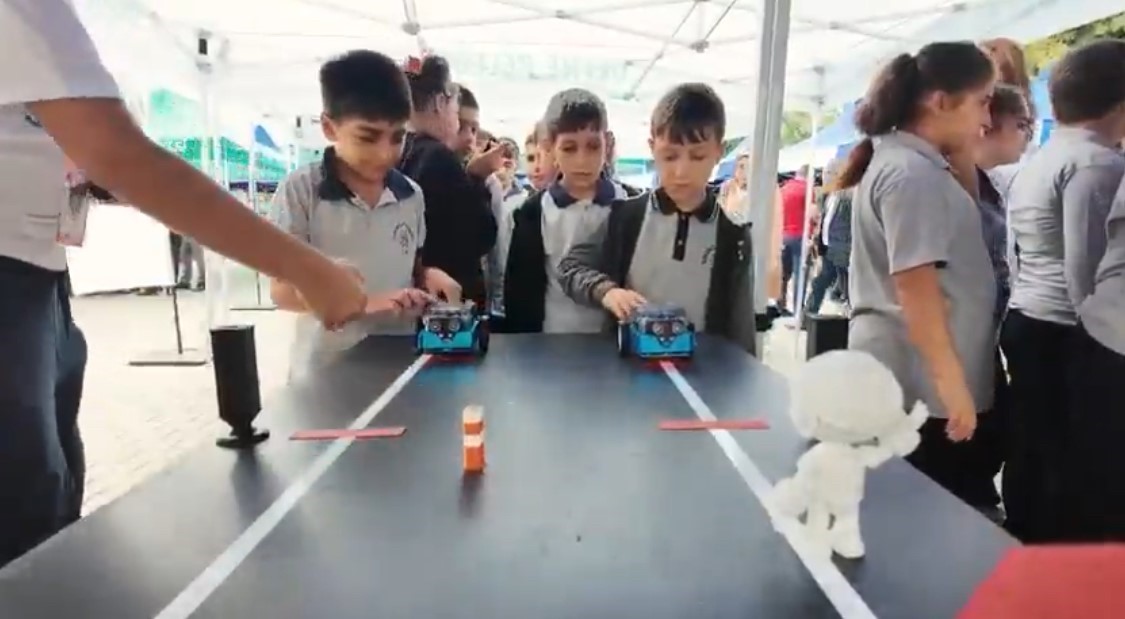 HATAY VALİSİ MUSTAFA MASATLI, DEFNE’DE DÜZENLENEN BİLİM ŞENLİĞİNİN AÇILIŞ PROGRAMINA KATILARAK ÖĞRENCİLERİN HAZIRLADIĞI ÇALIŞMALARI İNCELEDİ.
