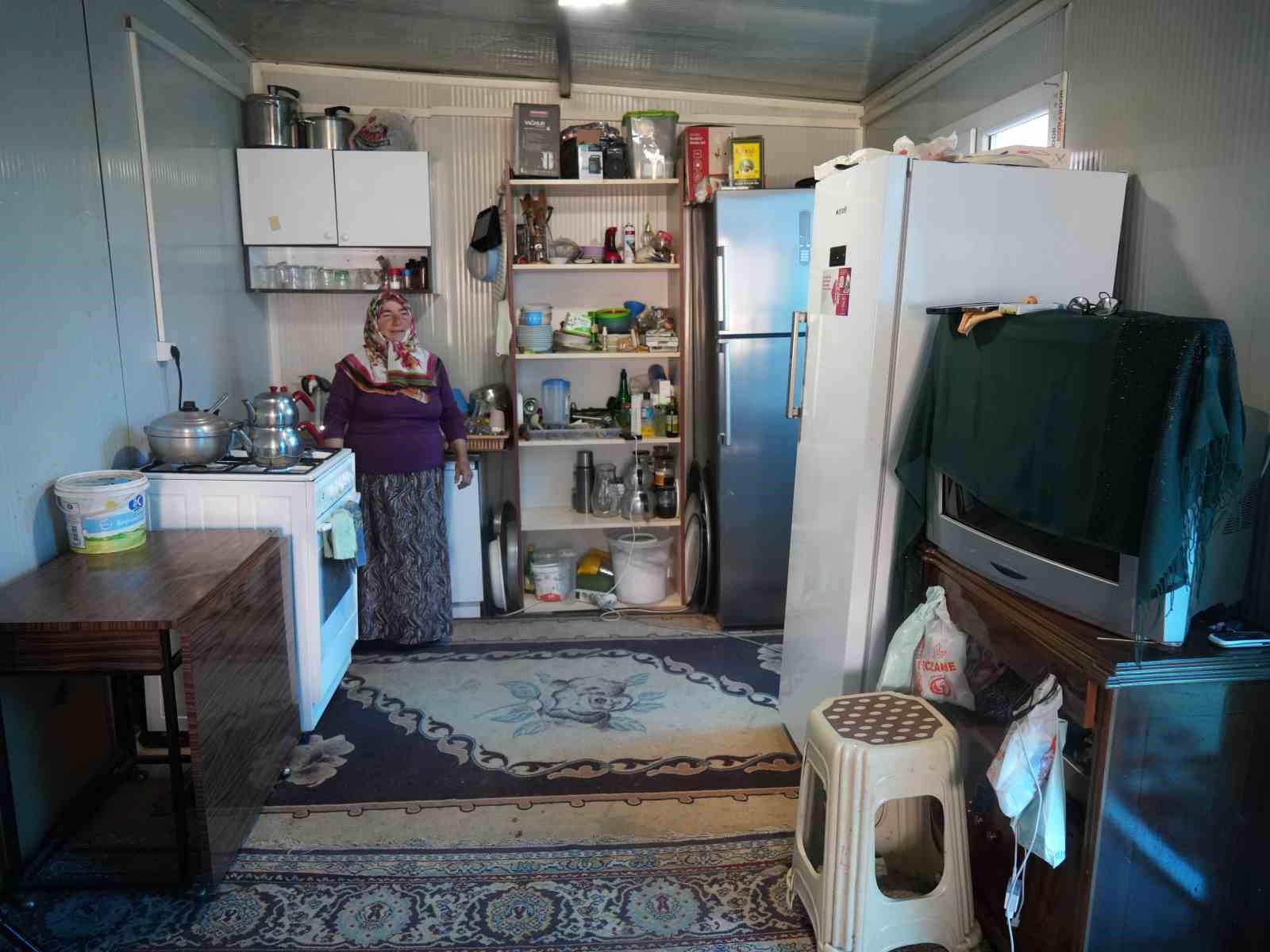 SÖNMEZ AİLESİ, TEK GÖZLÜ ODADA 1,5 YILDIR ZOR ŞARTLARDA YAŞAM MÜCADELESİ VERİYOR.