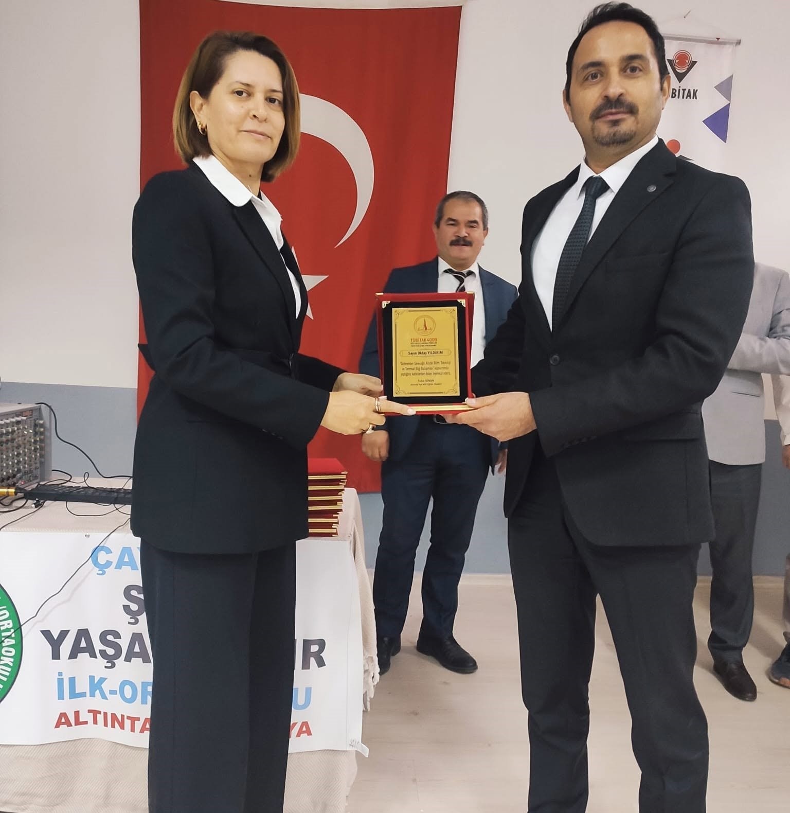 KÜTAHYA’NIN ALTINTAŞ İLÇESİNDE TÜBİTAK 4009 KAPSAMINDA GERÇEKLEŞTİRİLEN "GELENEKTEN GELECEĞE: KÖYDE BİLİM, TEKNOLOJİ VE TARIMSAL BİLGİ BULUŞMASI" PROJESİ, SÜRDÜRÜLEBİLİR TARIM SÖYLEŞİSİYLE SONA ERDİ.