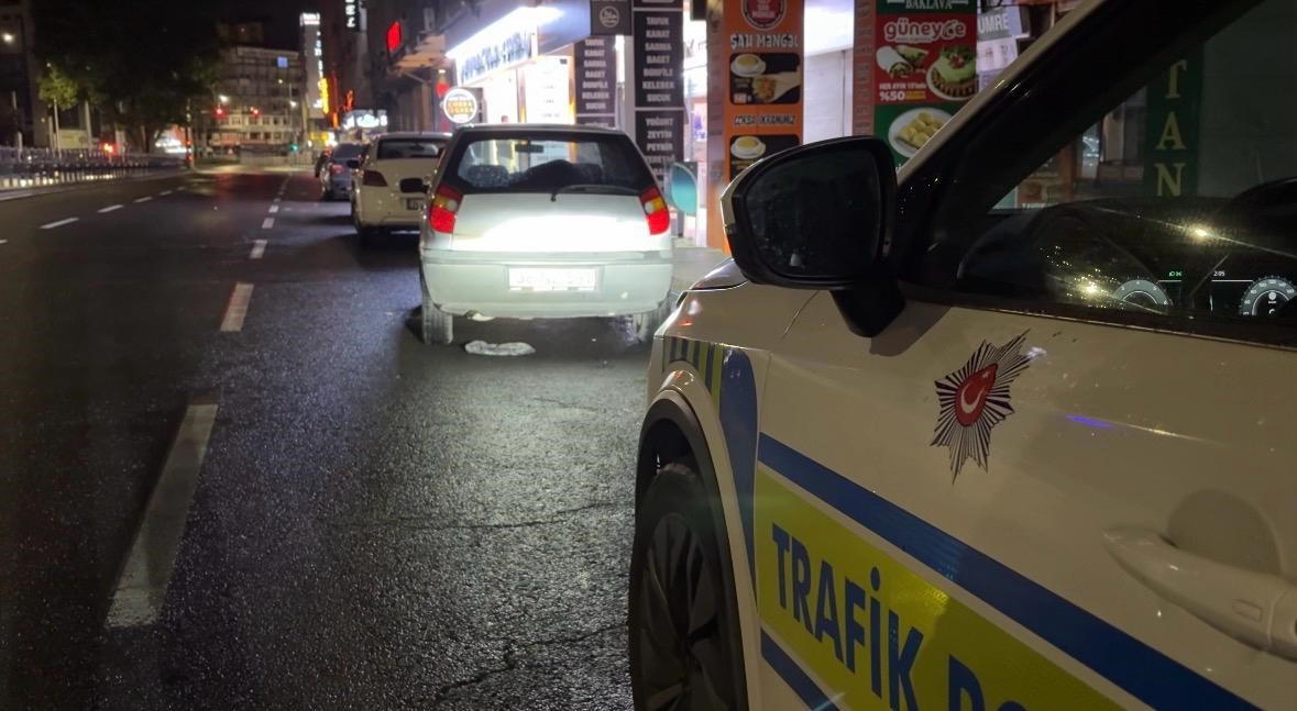 KAYSERİ’DE POLİS EKİPLERİ TARAFINDAN YAPILAN UYGULAMADA, 2.14 PROMİL ALKOLLÜ OLDUĞU BELİRLENEN SÜRÜCÜ, EKİPLERE ZOR ANLAR YAŞATTI. ASKER GECESİNDEN ÇIKTIĞINI SÖYLEYEREK, YAKALANDIĞI YERDE UYGULAMA OLMAYACAĞINI SAVUNAN SÜRÜCÜ, POLİS EKİPLERİ TARAFINDAN İNCELENDİKTEN SONRA YOLUNA DEVAM EDEN ARAÇLARIN ÖNÜNE ATLAYARAK, DURDURMAYA ÇALIŞTI. SÜRÜCÜYE İLGİLİ MADDELERDEN 27 BİN TL İDARİ PARA CEZASI YAZILDI.