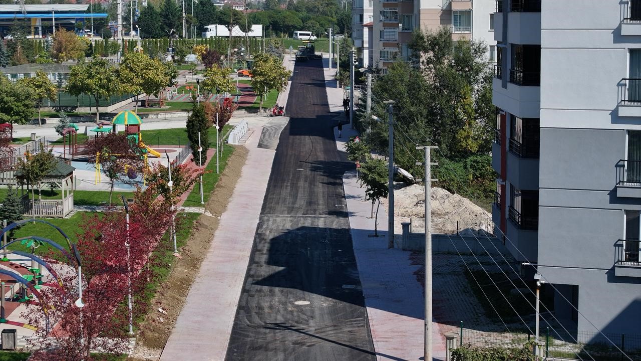 BOLU BELEDİYESİ EKİPLERİ, BORAZANLAR MAHALLESİ’NDEKİ 409 VE 410. SOKAKLARDA YOL VE KALDIRIM YENİLEME ÇALIŞMALARINI TAMAMLAYARAK YOLLARI ARAÇ VE YAYA TRAFİĞİNE AÇTI.