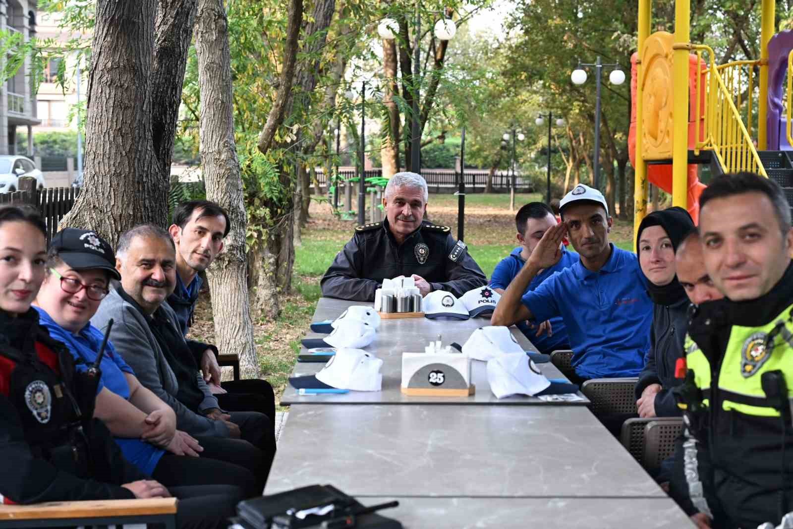 DÜZCE İL EMNİYET MÜDÜRÜ İBRAHİM ERGÜDER VE BERABERİNDEKİ PERSONEL, KUSURSUZ KAFE’DE SAMİMİ BİR BULUŞMA GERÇEKLEŞTİRDİ. TÜRKİYE BEYAZAY DERNEĞİ GENEL KURUL ÜYESİ VE SEVİLEN SANATÇI NURULLAH ÇELEBİ İLE BİR ARAYA GELİNEN BULUŞMADA SEVGİ, DOSTLUK VE GÖNÜL BAĞLARININ ÖNEMİ ÖNE ÇIKTI.