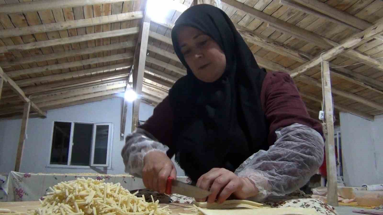 SAFİYE YILMAZ’IN KENDİ ÜRETİMİ OLAN ERİŞTE, PEKMEZ, TARHANA, KUŞBURNU VE ÇEŞİTLİ YÖRESEL ÜRÜNLER TÜKETİCİLERLE BULUŞUYOR.