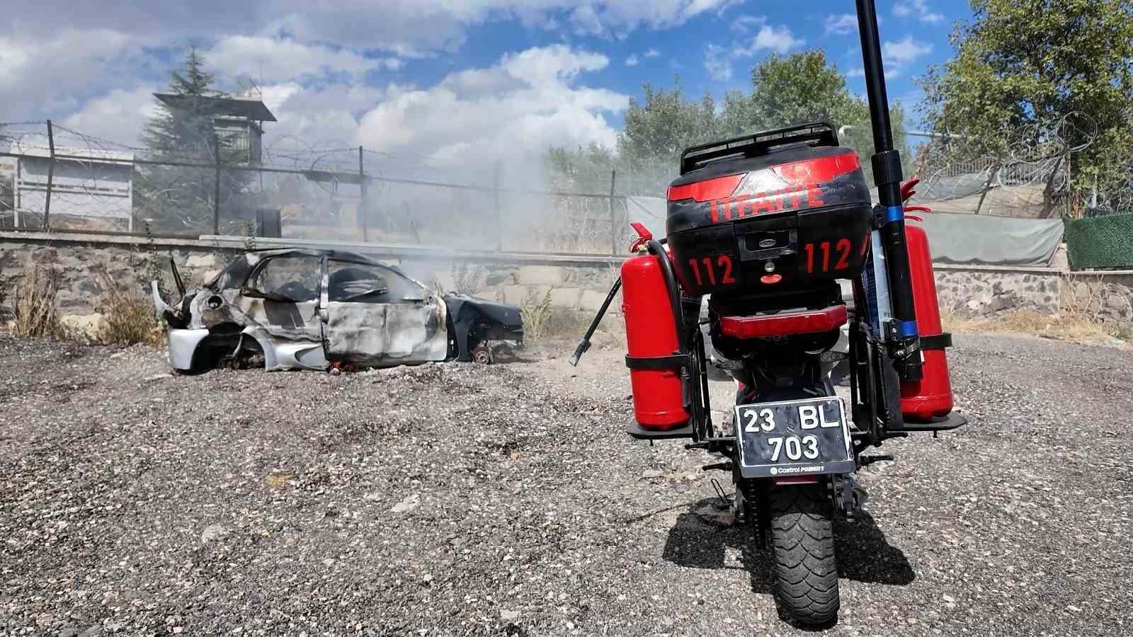 ELAZIĞ BELEDİYESİ İTFAİYE MÜDÜRLÜĞÜ, OLAYLARA DAHA HIZLI MÜDAHALE ETMEK VE AFET BİLİNCİNİ ARTIRMAK AMACIYLA ENVANTERİNE ÖNCÜ MOTOSİKLET İLE MOBİL EĞİTİM, TATBİKAT VE MÜDAHALE ARACI KATTI