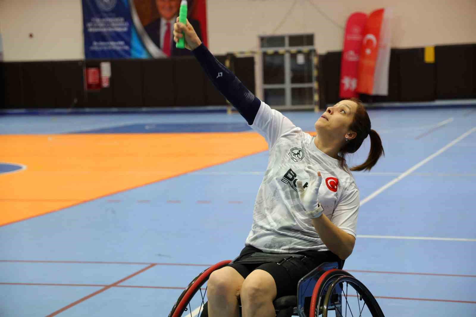 JAPONYA'DA DÜZENLENEN ULUSLARARASI PARA BADMİNTON TURNUVASI'NDA MÜCADELE EDEN ADANALI MİLLİ SPORCU NARİN ULUÇ, TEK KADINLAR KATEGORİSİNDE DÜNYA ÜÇÜNCÜSÜ OLARAK BRONZ MADALYA KAZANDI.