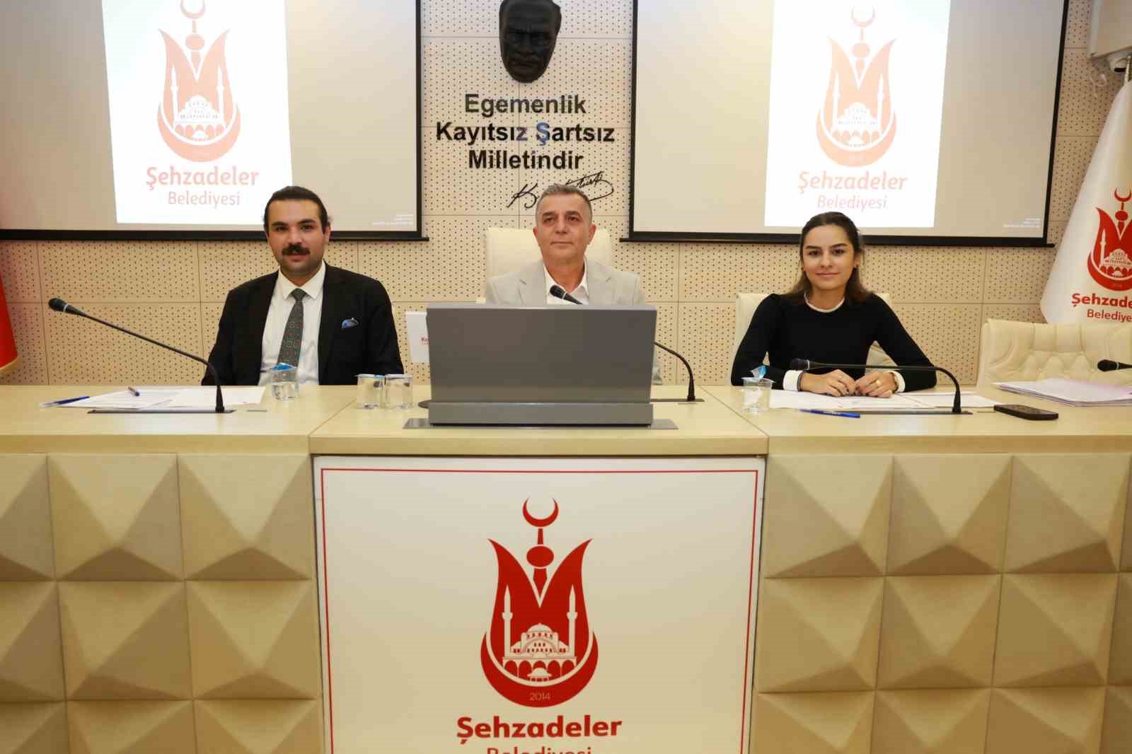 ŞEHZADELER BELEDİYE BAŞKANI HAKAN ŞİMŞEK, BELEDİYE MECLİSİ EKİM AYI OLAĞAN TOPLANTISINDA İLÇEDE YÜRÜTÜLEN ÇALIŞMALAR HAKKINDA BİLGİ VERDİ. ŞİMŞEK, 2026 YILI İÇİN BELİRLENEN 350 KİLOMETRELİK OVA YOLU HEDEFİNİN 295 KİLOMETRESİNİN TAMAMLANDIĞINI AÇIKLADI.
