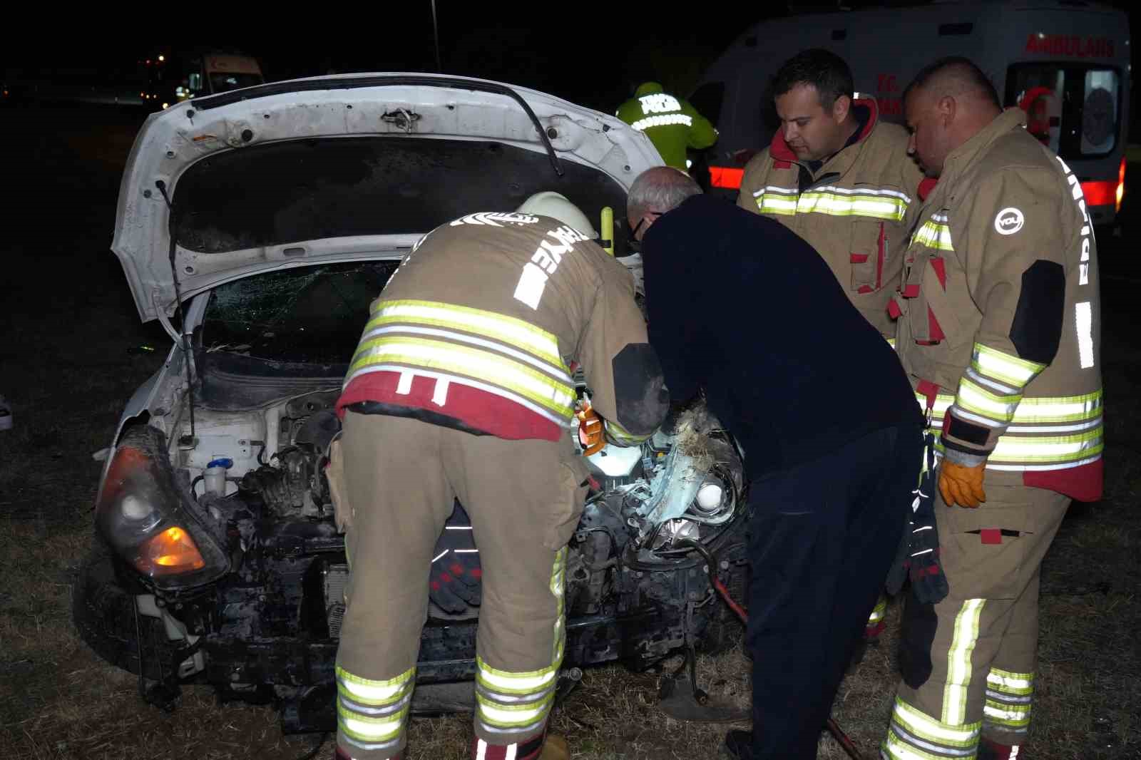EDİRNE'DE METRELERCE SAVRULARAK TAKLA ATAN OTOMOBİLDE SÜRÜCÜ AĞIR, TOPLAM 3 KİŞİ YARALANDI