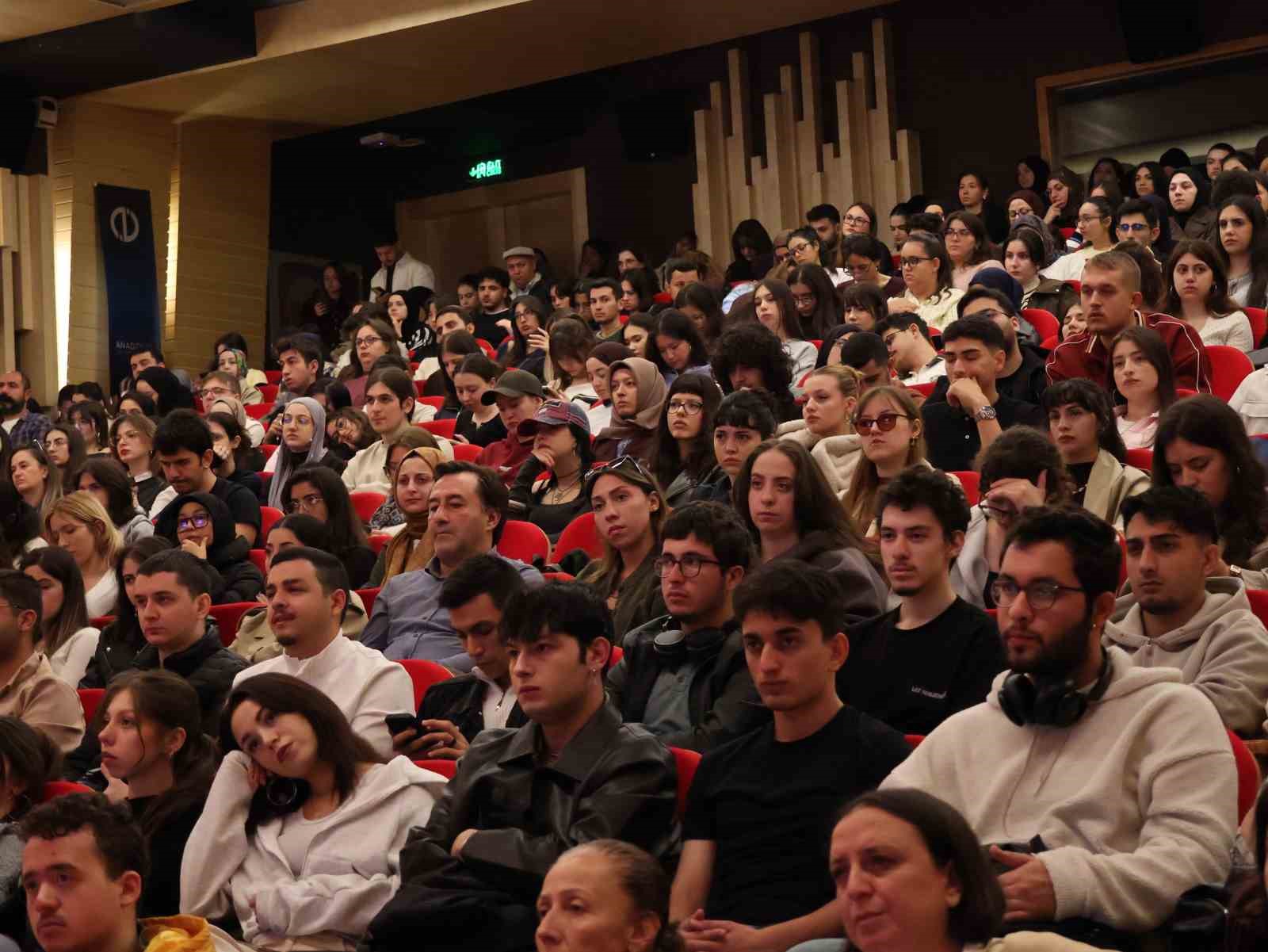 PROF. DR. ADNAN BOYACI, ESKİŞEHİR’DE DÜZENLENEN "OKULA VERİYLE BAKMAK" ETKİNLİĞİNDE ÖĞRENCİ VE AKADEMİSYENLERLE BULUŞARAK, KÜRESEL ÖĞRENME KRİZİNE KARŞI EĞİTİMİN EN TEMEL STRATEJİK AKTÖRÜNÜN ÖĞRETMENLER VE OKUL YÖNETİCİLERİ OLDUĞUNU VURGULADI.