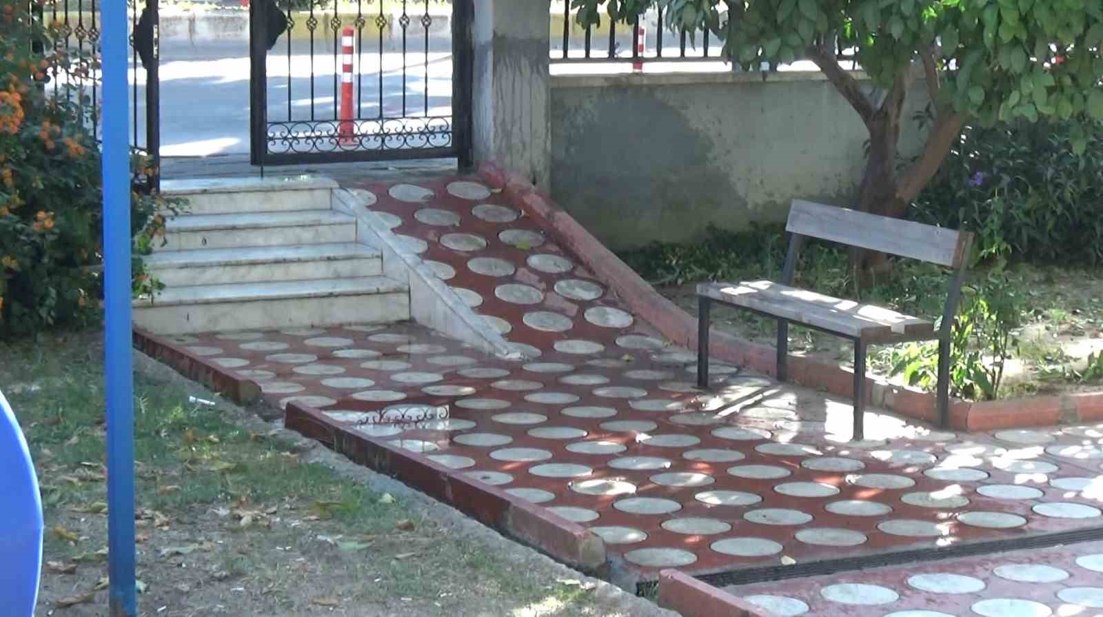 AYDIN'IN EFELER İLÇESİNDE 8 YIL ÖNCE BOŞANDIĞI EŞİ FADİME AKBAL'I (47) SİLAHLA VURAN KAMİL KÖSE (57) BÖLGEDEN UZAKLAŞIP TARLA YOLUNDA ARAÇ İÇERİSİNDE ÖLÜ OLARAK BULUNDU