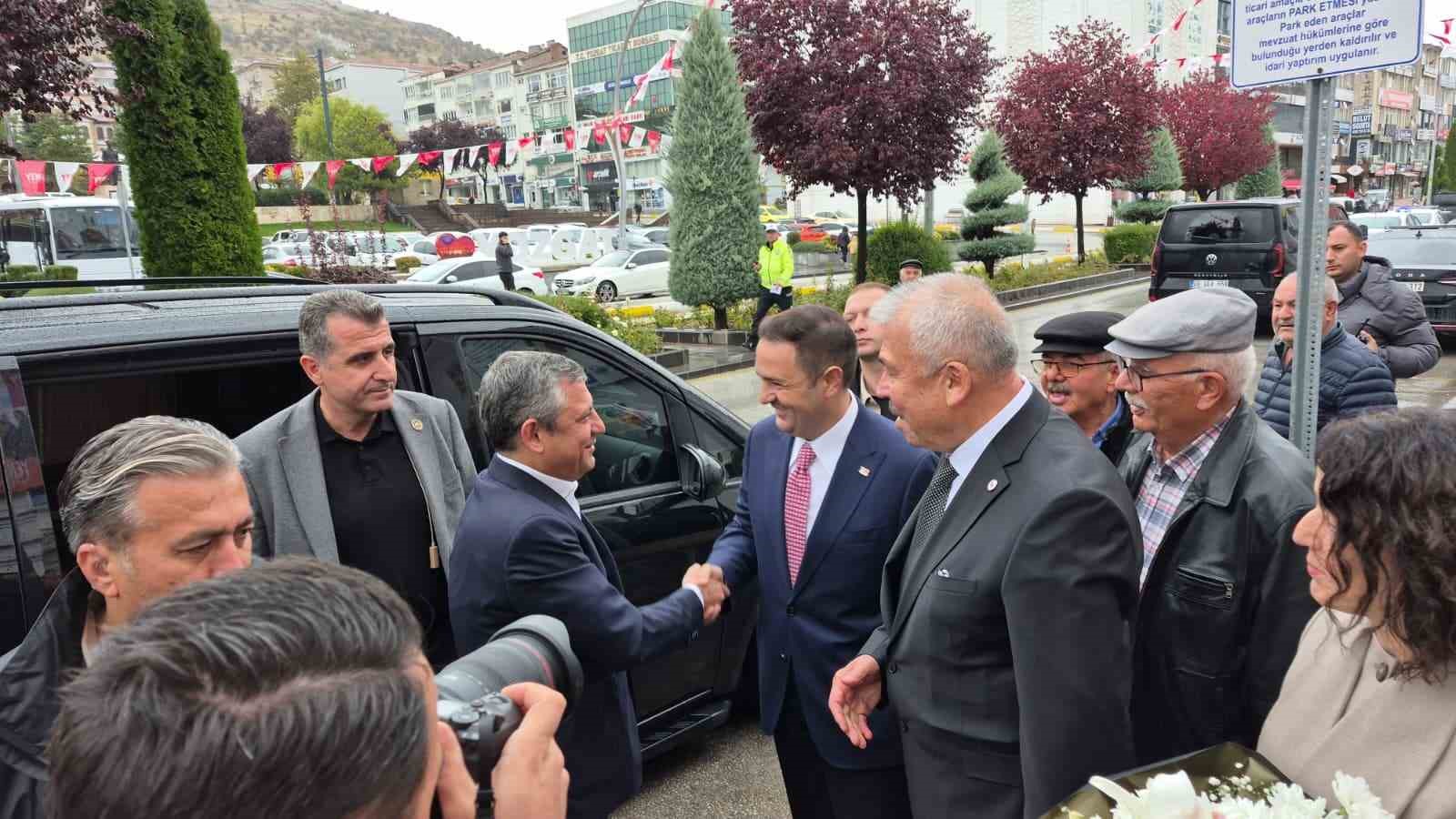 YOZGAT BÜYÜK SİNEMA KÜLTÜR MERKEZİ'NDE DÜZENLENEN İL BAŞKANLIĞI SEÇİMİ ÖNCESİNDE PARTİLİLER VE VATANDAŞLARLA BİR ARAYA GELEREK SALONU DOLDURAN KALABALIĞA HİTAP EDEN ÖZEL, GÜNCEL SİYASET VE YENİ PARTİ'YE DAİR DEĞERLENDİRMELERDE BULUNDU.