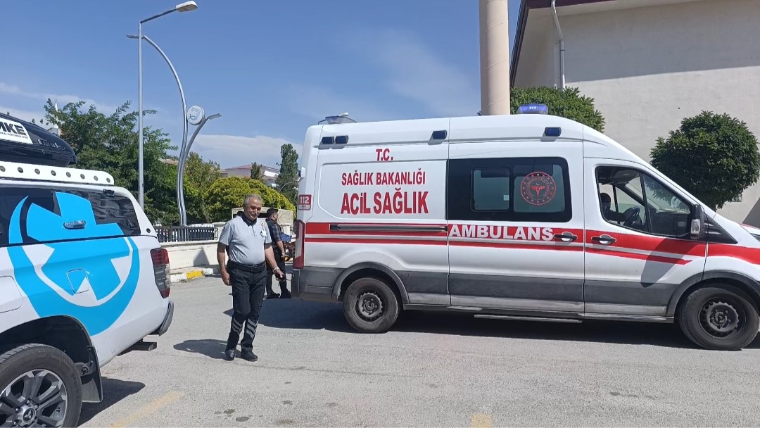 VAN’IN MURADİYE DEVLET HASTANESİ’NDE MUHTEMEL AFET VE ACİL DURUMLARA YÖNELİK HAZIRLIKLARIN GÜÇLENDİRİLMESİ AMACIYLA DÜZENLENEN TATBİKAT GERÇEĞİ ARATMADI.