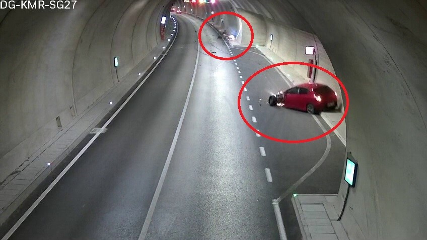 KAZANIN GÜVENLİK KAMERASI GÖRÜNTÜLERİ ORTAYA ÇIKARKEN, GÖRÜNTÜLERDE OTOMOBİLİN KENDİ ŞERİDİNDEN ÇIKARAK MOTOSİKLETE ÇARPTIĞI ANLAR SANİYE SANİYE KAYDEDİLDİ.