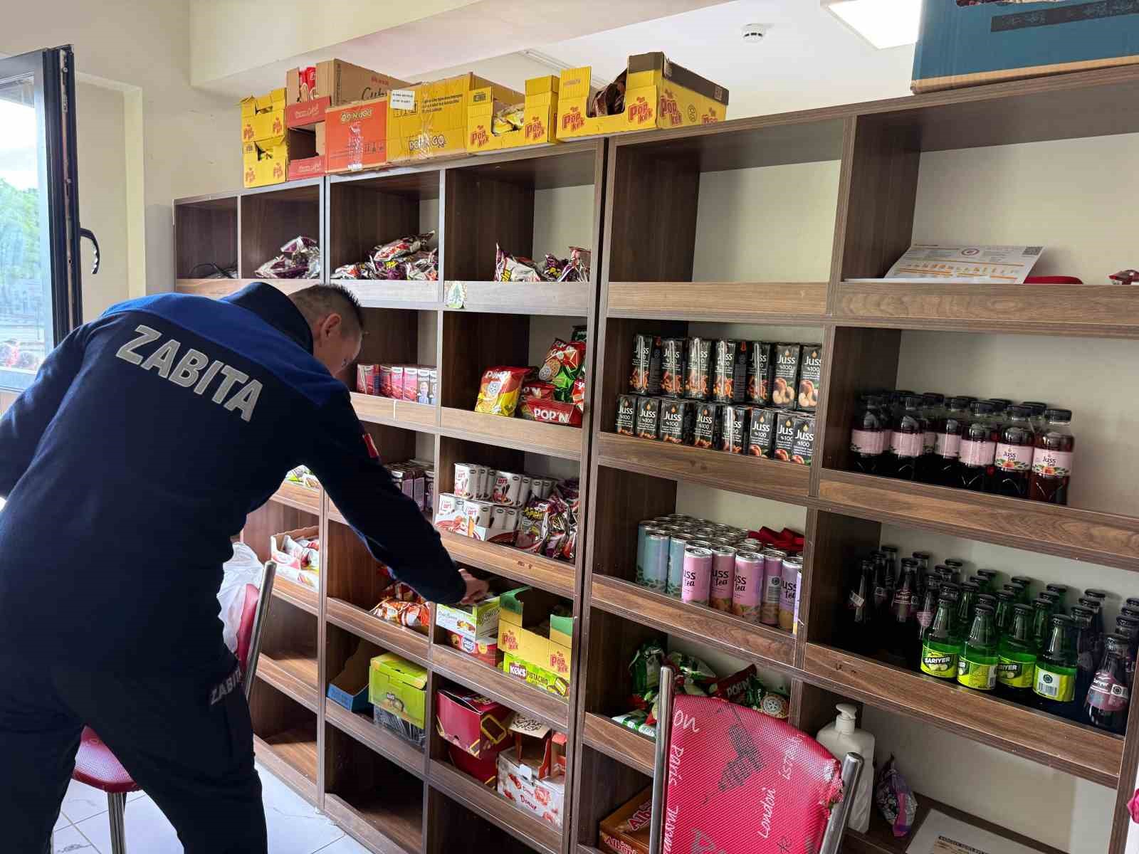 KARABÜK BELEDİYESİ ZABITA MÜDÜRLÜĞÜ EKİPLERİ, ÖĞRENCİLERİN SAĞLIKLI VE GÜVENİLİR GIDAYA ULAŞMASINI SAĞLAMAK AMACIYLA OKUL KANTİNLERİNDE DENETİM GERÇEKLEŞTİRDİ. DENETİMLERDE HİJYEN KURALLARI, ÜRÜNLERİN SON TÜKETİM TARİHLERİ VE AÇIK GIDALARIN SATIŞ KOŞULLARI TİTİZLİKLE İNCELENDİ.