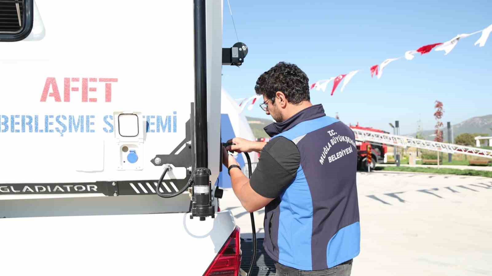 MUĞLA BÜYÜKŞEHİR BELEDİYESİ, AFET VE ACİL DURUMLARDA İLETİŞİMİN KESİNTİSİZ SÜRDÜRÜLEBİLMESİ AMACIYLA MOBİL AFET HABERLEŞME SİSTEMİ GELİŞTİRDİ.