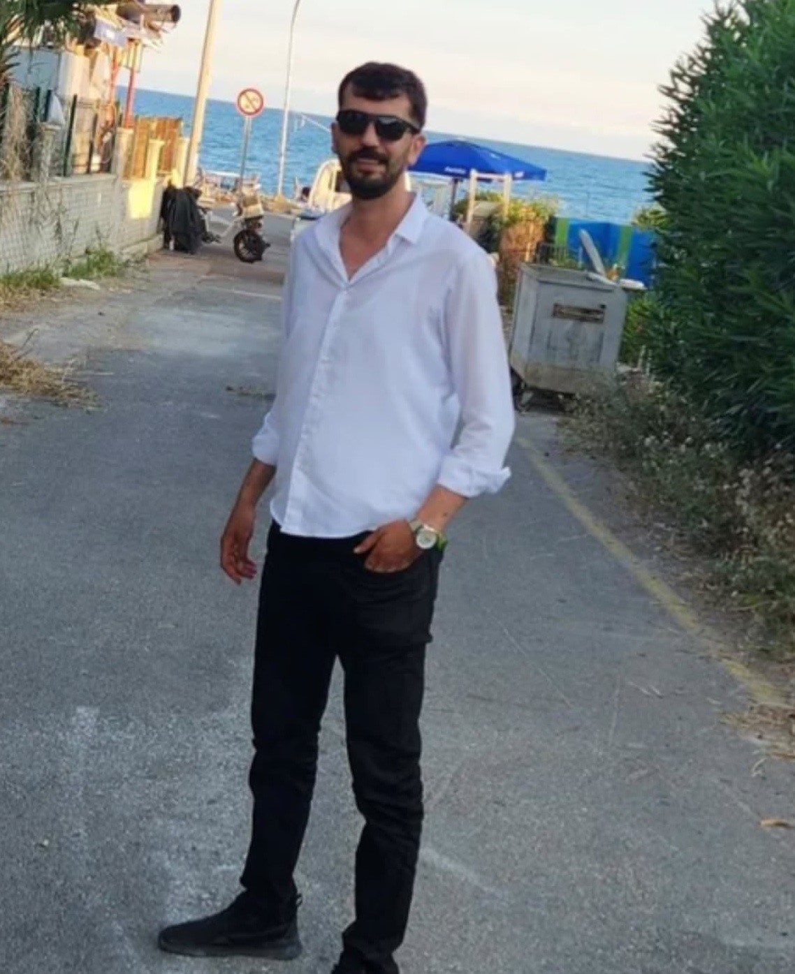 MERSİN’İN TARSUS İLÇESİNDE HAFİF TİCARİ ARAÇ İLE MOTOSİKLETİN ÇARPIŞMASI SONUCU MEYDANA GELEN KAZADA AĞIR YARALANAN 32 YAŞINDAKİ EMRE KARACA, 6 GÜN SONRA YAŞAM MÜCADELESİNİ KAYBETTİ. KAZA ANI İSE GÜVENLİK KAMERASINA SANİYE SANİYE YANSIDI.