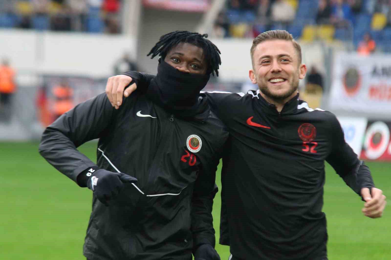 TRENDYOL SÜPER LİG'İN 8. HAFTASINDA GENÇLERBİRLİĞİ, GALATASARAY'I AĞIRLIYOR. MÜSABAKANIN İLK 15 DAKİKASI GOLSÜZ EŞİTLİKLE GEÇİLDİ.