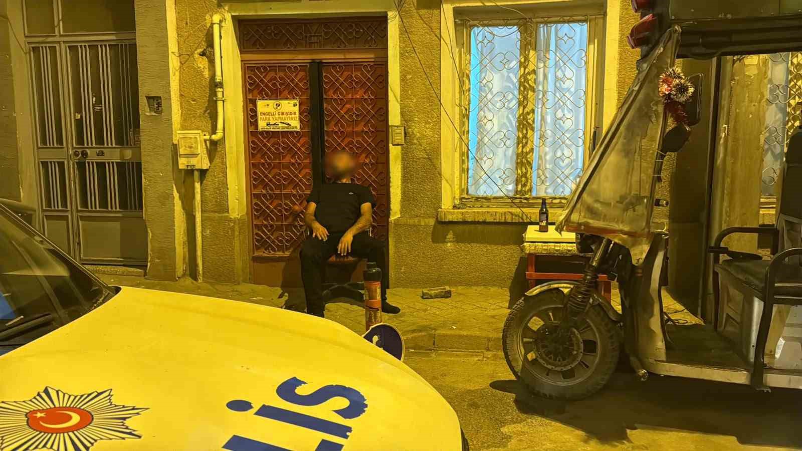 ESKİŞEHİR’DE BİR SOKAK ÜZERİNDE SANDALYEDE BİLİNCİ KAPALI HALDE BULUNAN ŞAHSIN ALKOLLÜ OLDUĞU VE SIZDIĞI ANLAŞILDI.
