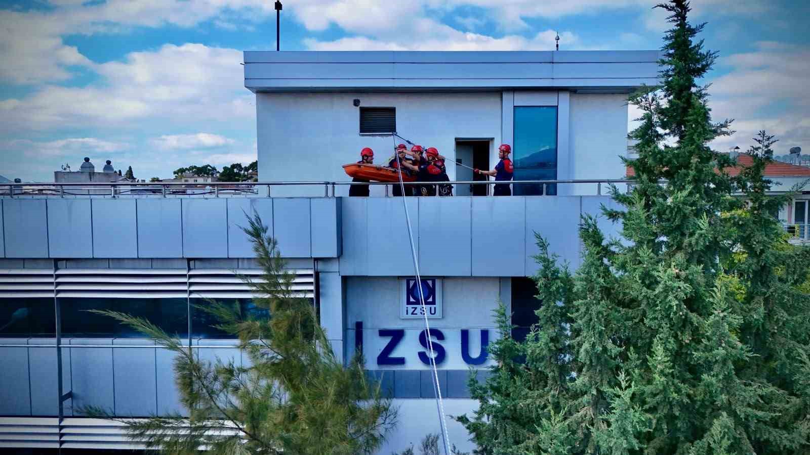 İZSU GENEL MÜDÜRLÜĞÜ BUCA ŞUBE MÜDÜRLÜĞÜ HİZMET BİNASINDA, OLASI YANGIN VE ACİL DURUMLARA KARŞI HAZIRLIKLARIN GÜÇLENDİRİLMESİ AMACIYLA YANGIN VE KURTARMA TATBİKATI GERÇEKLEŞTİRİLDİ.