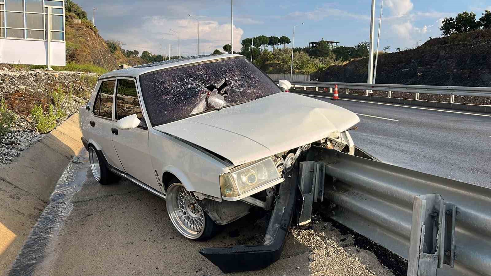ANTALYA’NIN ALANYA İLÇESİNDE KONTROLDEN ÇIKAN OTOMOBİLİN DEMİR BARİYERLERE ÇARPMASI SONUCU MEYDANA GELEN KAZADA SÜRÜCÜ YARALANDI.