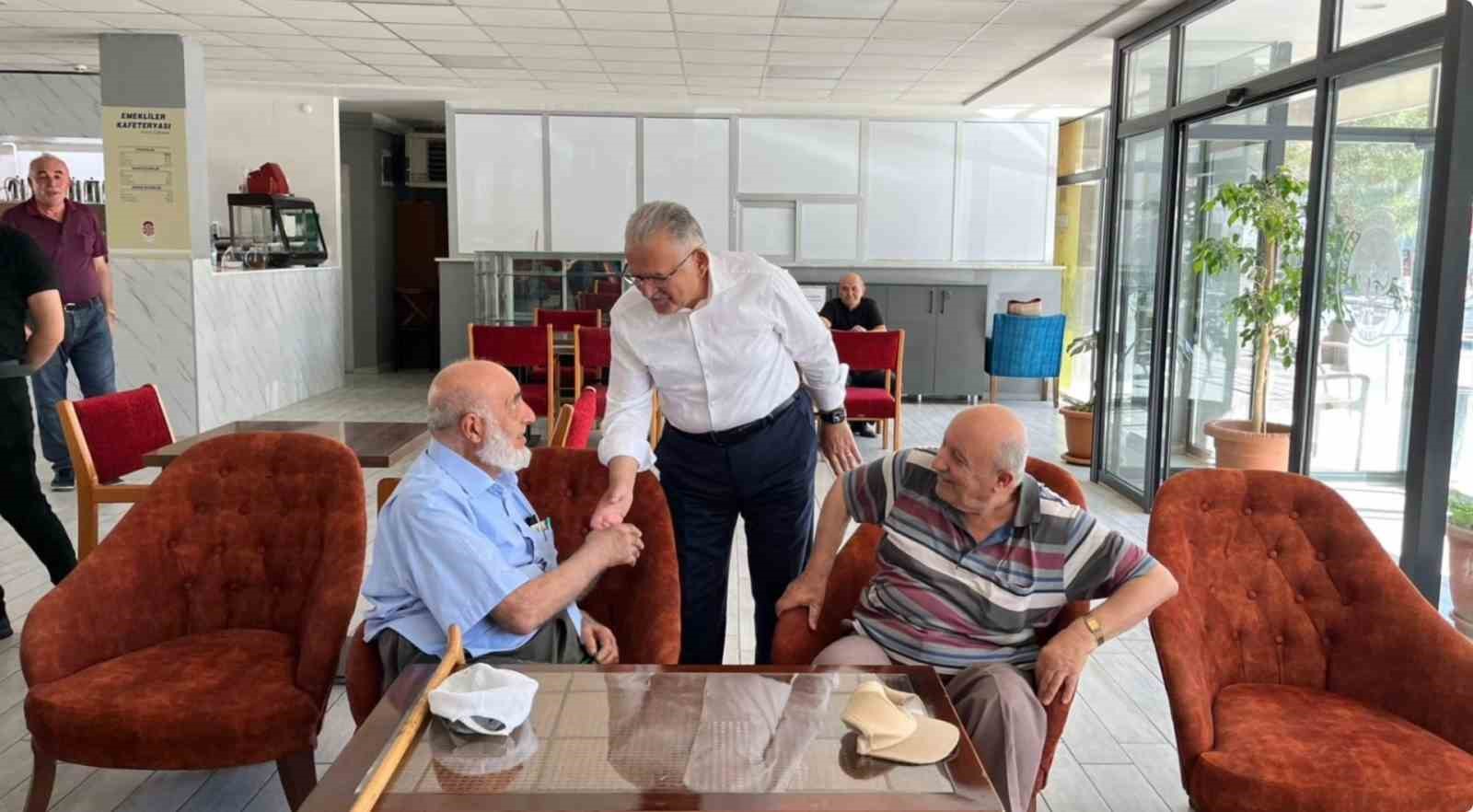KAYSERİ BÜYÜKŞEHİR BELEDİYE BAŞKANI DR. MEMDUH BÜYÜKKILIÇ, 1 EKİM DÜNYA YAŞLILAR GÜNÜ DOLAYISIYLA YAYIMLADIĞI MESAJINDA, YAŞLI VE EMEKLİ VATANDAŞLARA YÖNELİK SOSYAL, EKONOMİK, SAĞLIK VE BAKIM DESTEKLERİNİ ANLATTI. BÜYÜKKILIÇ, EMEKLİLER KAFETERYALARI, YADES, ULU ÇINARLAR YAŞLI YAŞAM VE DAYANIŞMA MERKEZİ, HUZUREVİ VE HOBİ BAHÇELERİ, ALZHEİMER GÜNDÜZ YAŞAM MERKEZİ İLE EMEKLİ SOSYAL DESTEK PROJESİ GİBİ HİZMETLERLE BÜYÜKLERİN YAŞAM KALİTESİNİ YÜKSELTMEYE VE SOSYAL HAYATA AKTİF KATILIMLARINI DESTEKLEMEYE DEVAM ETTİKLERİNİ BELİRTTİ.