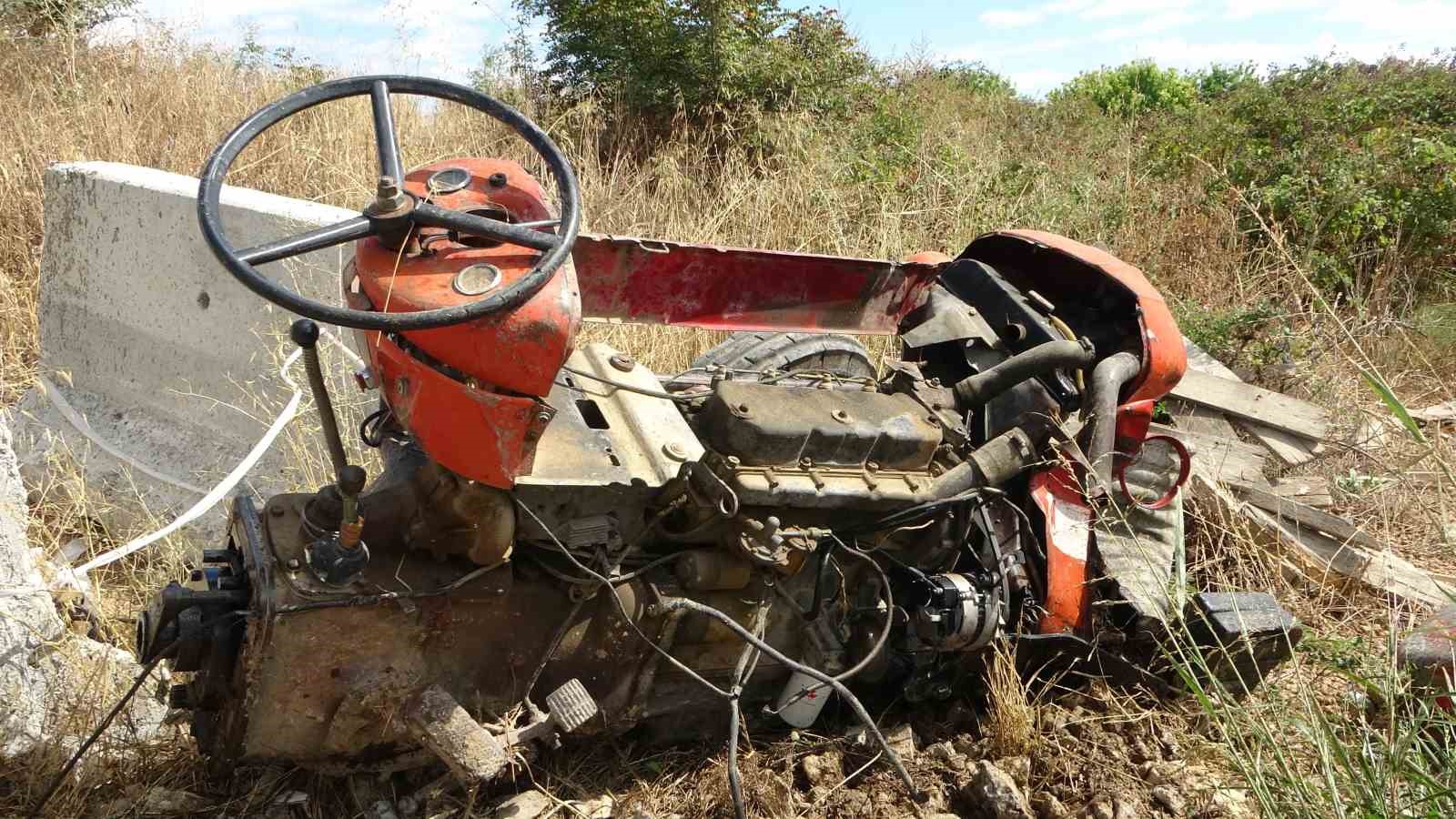 YEŞİLYURT İLÇESİNDE YÜK TRENİN ÇARPTIĞI TRAKTÖR İKİYE AYRILIRKEN, SÜRÜCÜ YARALANDI.