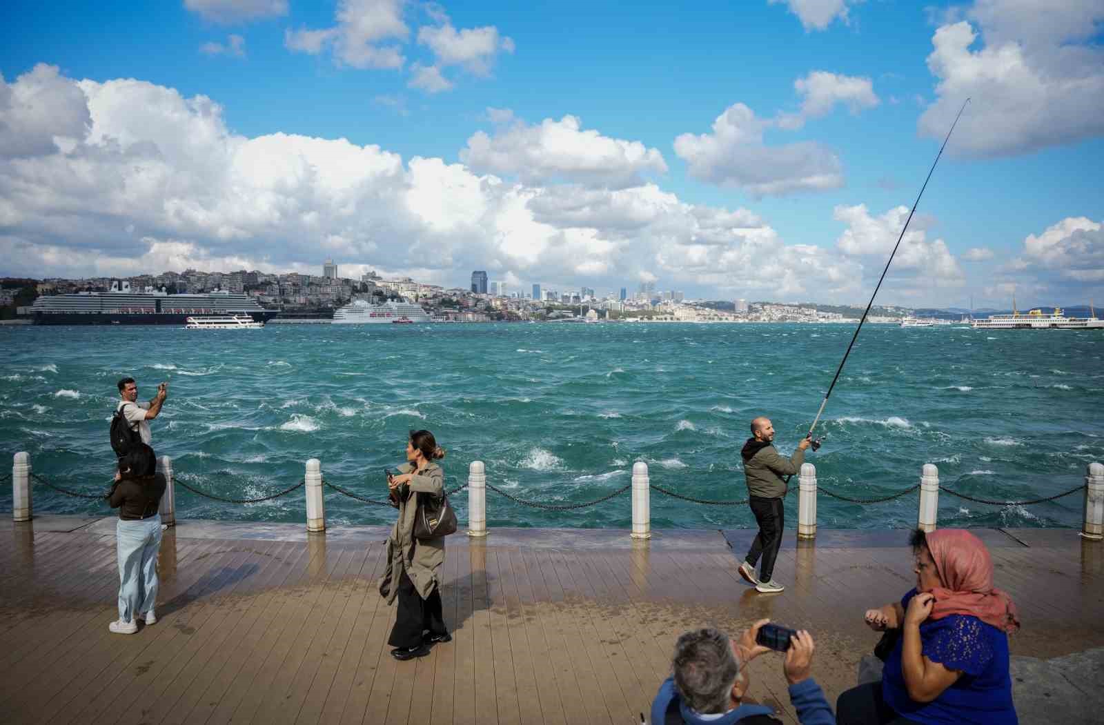 İSTANBUL’DA SON GÜNLERDE ETKİLİ OLAN YAĞIŞLARIN ARDINDAN İSTANBUL BOĞAZI’NDA ALG PATLAMASI MEYDANA GELDİ, BOĞAZ’IN MASMAVİ SULARININ TURKUAZA BÜRÜNDÜ