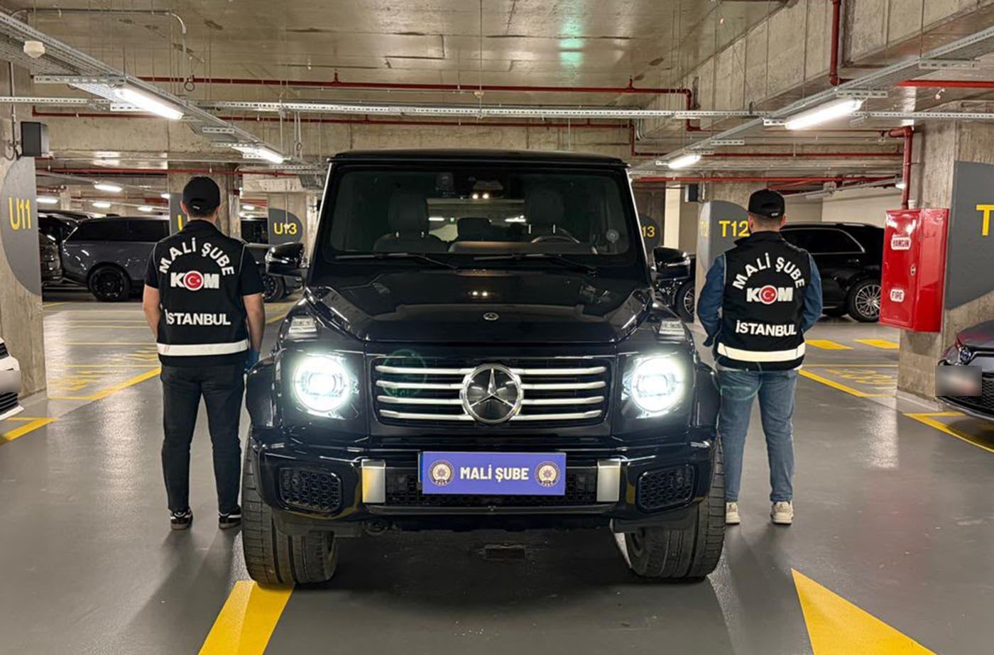 İSTANBUL’DA, KRİPTO PARA DOLANDIRICILIĞI YAPTIĞI İDDİASIYLA INTERPOL TARAFINDAN KIRMIZI BÜLTENLE ARANAN RİCHARD JAMES SCHUELER, MİT DESTEKLİ POLİS OPERASYONUNDA EŞİYLE BİRLİKTE YAKALANMIŞTI. ŞÜPHELİNİN EŞİ ADINA KAYITLI 9 ARACA EL KONULDU.